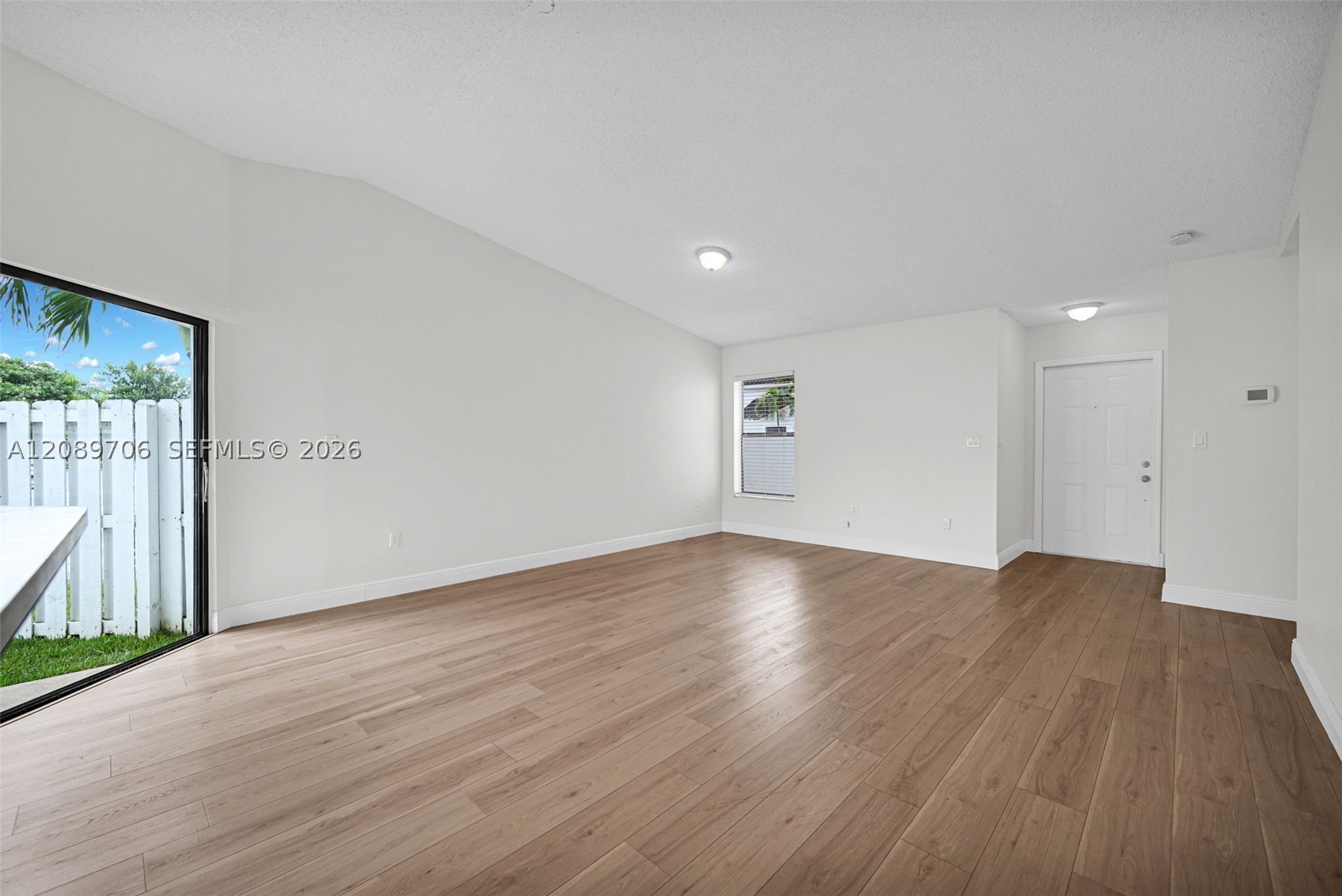 2414 San Remo Cir Property Photo 10