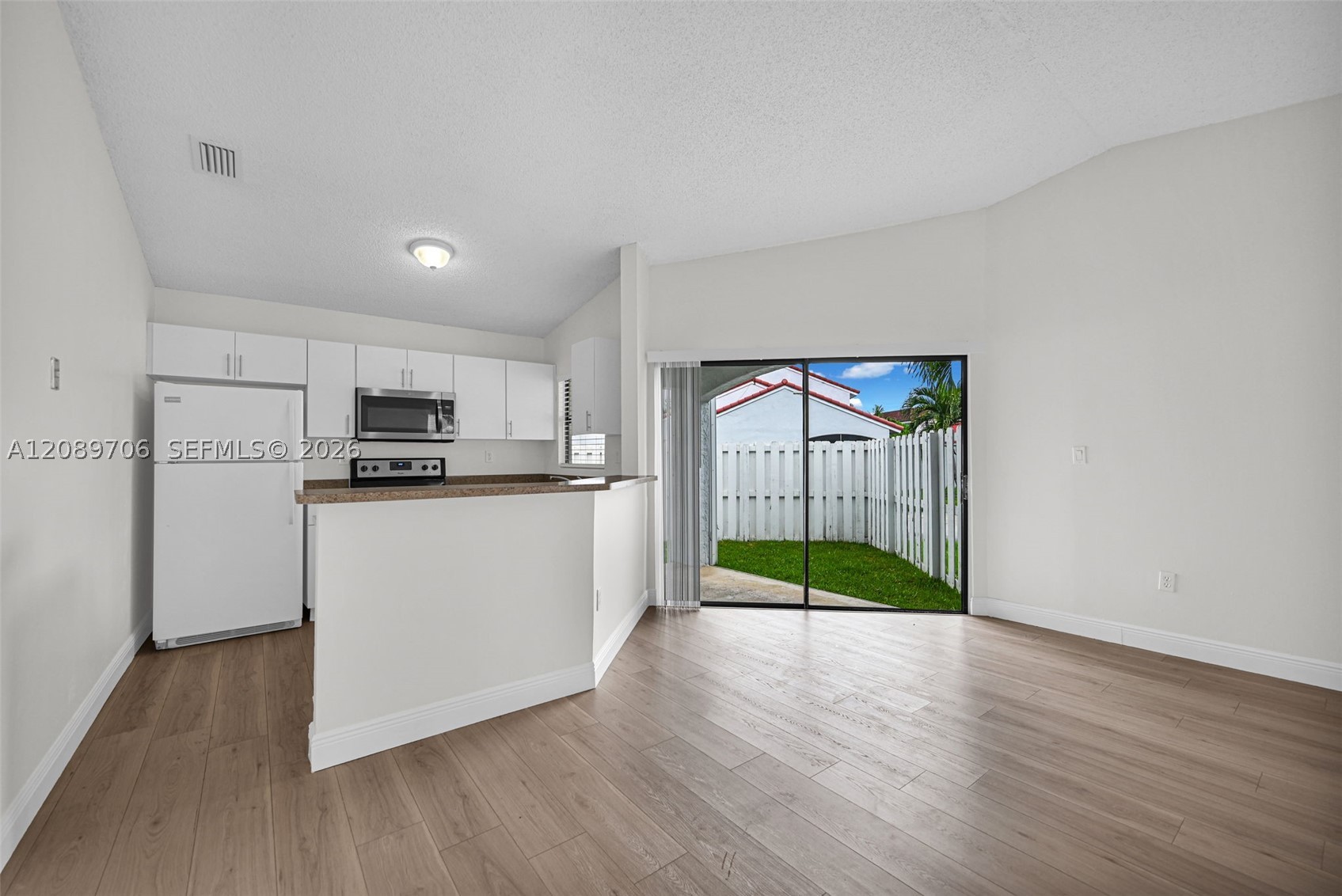 2414 San Remo Cir Property Photo 11