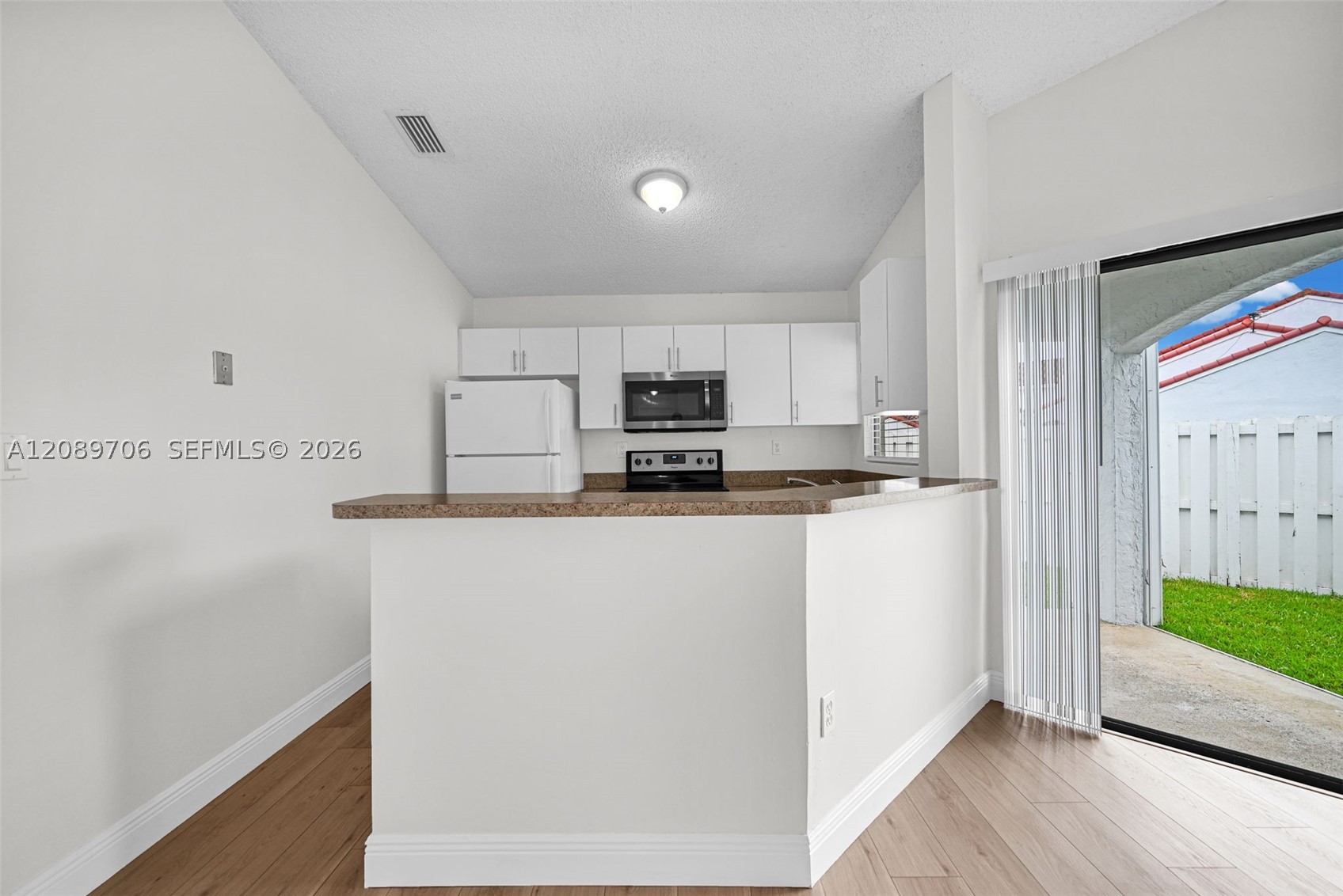 2414 San Remo Cir Property Photo 12