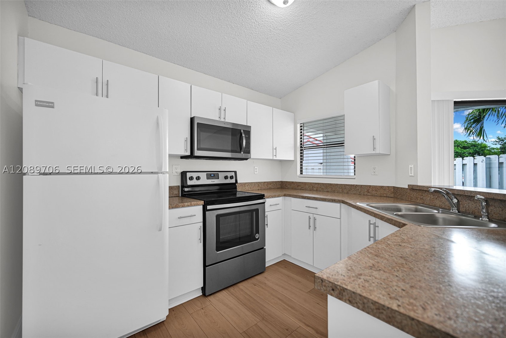 2414 San Remo Cir Property Photo 13
