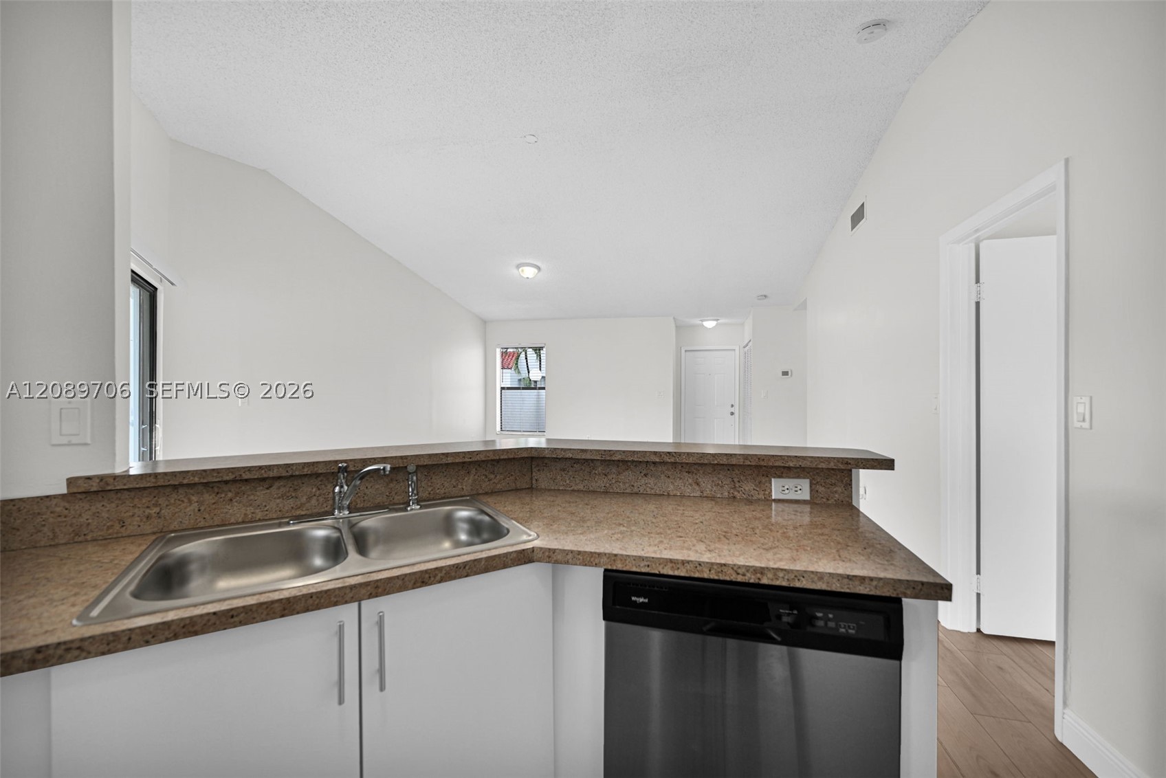 2414 San Remo Cir Property Photo 16