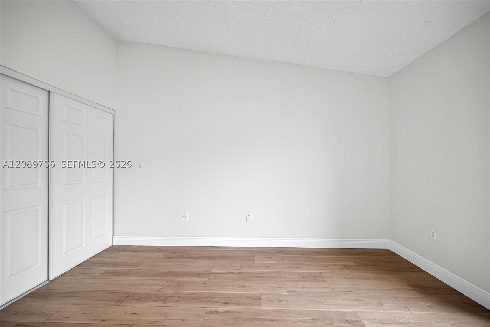 2414 San Remo Cir Property Photo 25