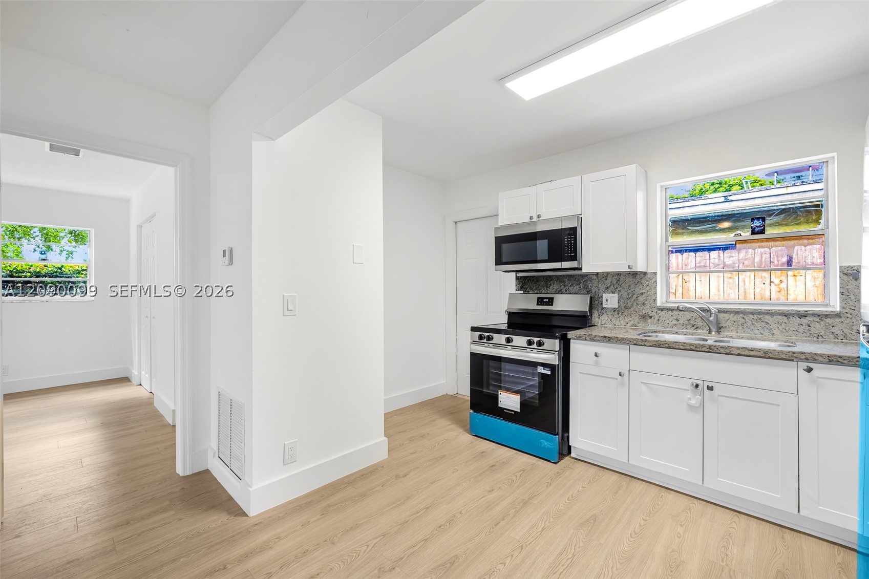2033 Dewey St Property Photo 1