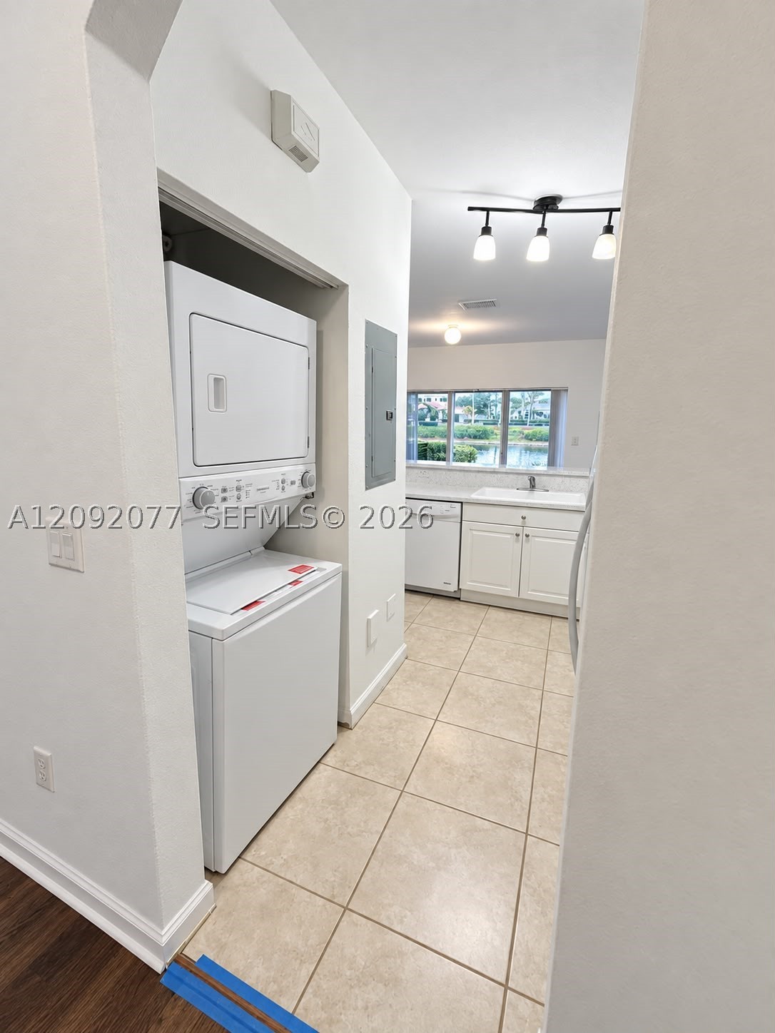 1555 Ne 33rd Rd 104-2 Property Photo 2