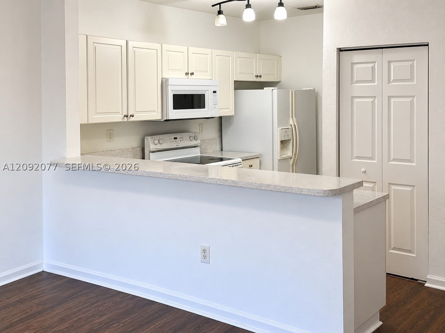 1555 Ne 33rd Rd 104-2 Property Photo 5