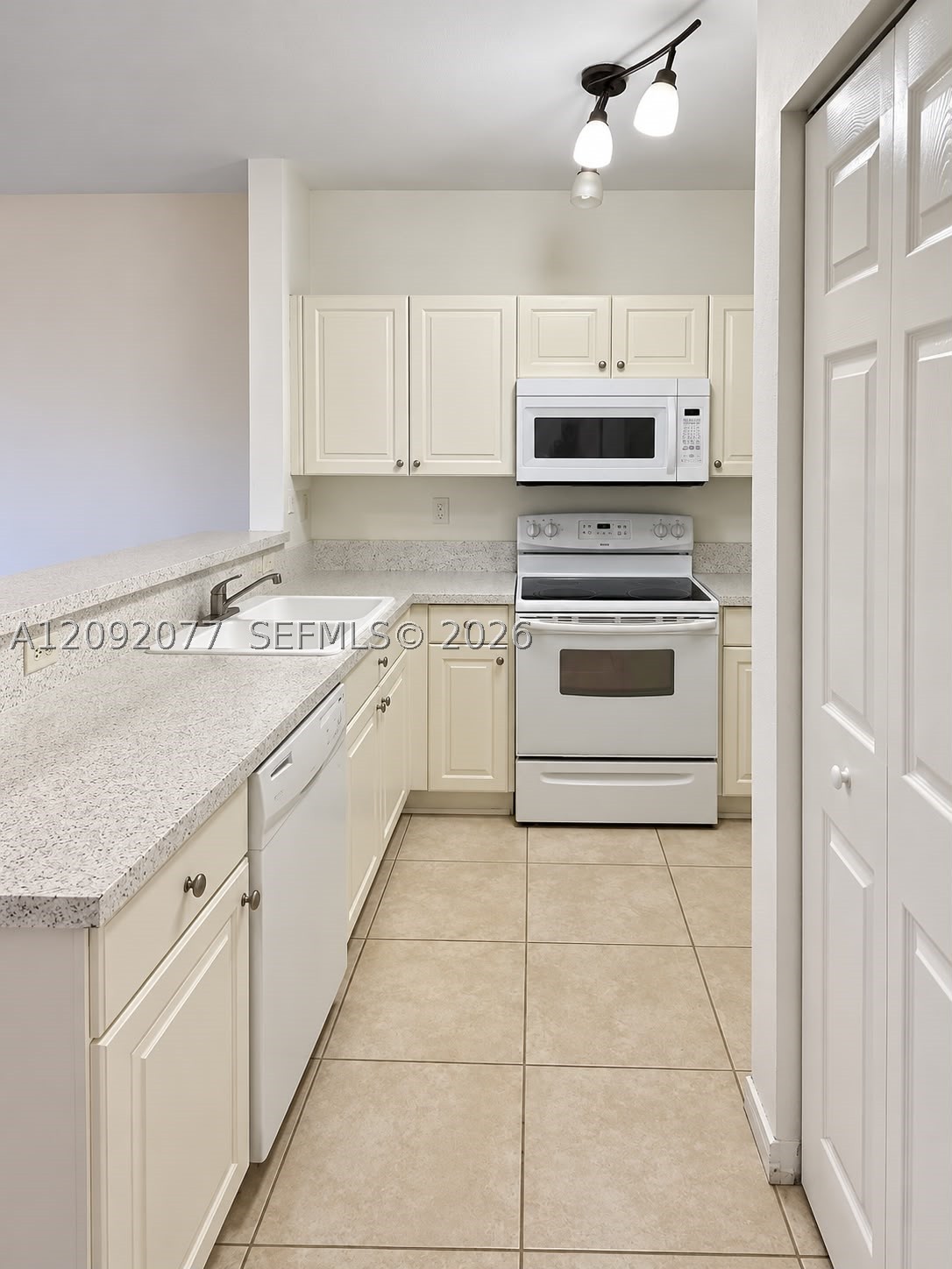 1555 Ne 33rd Rd 104-2 Property Photo 6