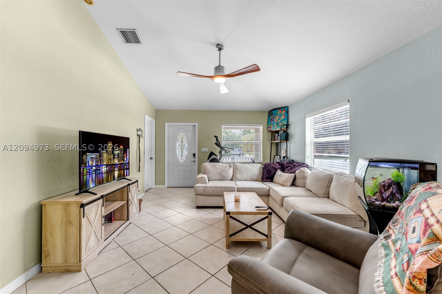 547 Plante St Property Photo 3
