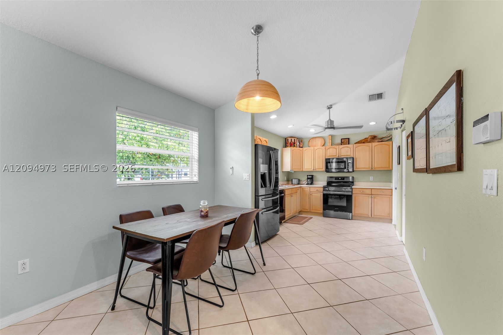 547 Plante St Property Photo 4