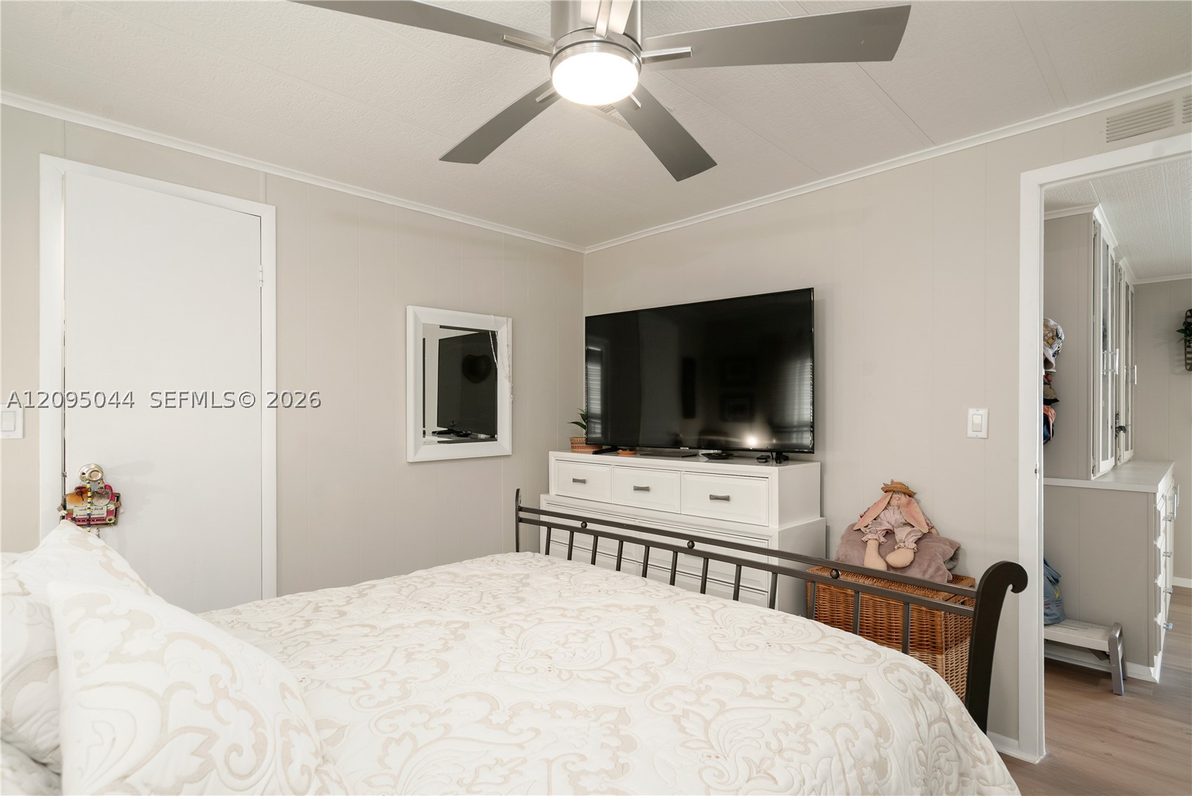 903 S Emerald Dr Property Photo 17