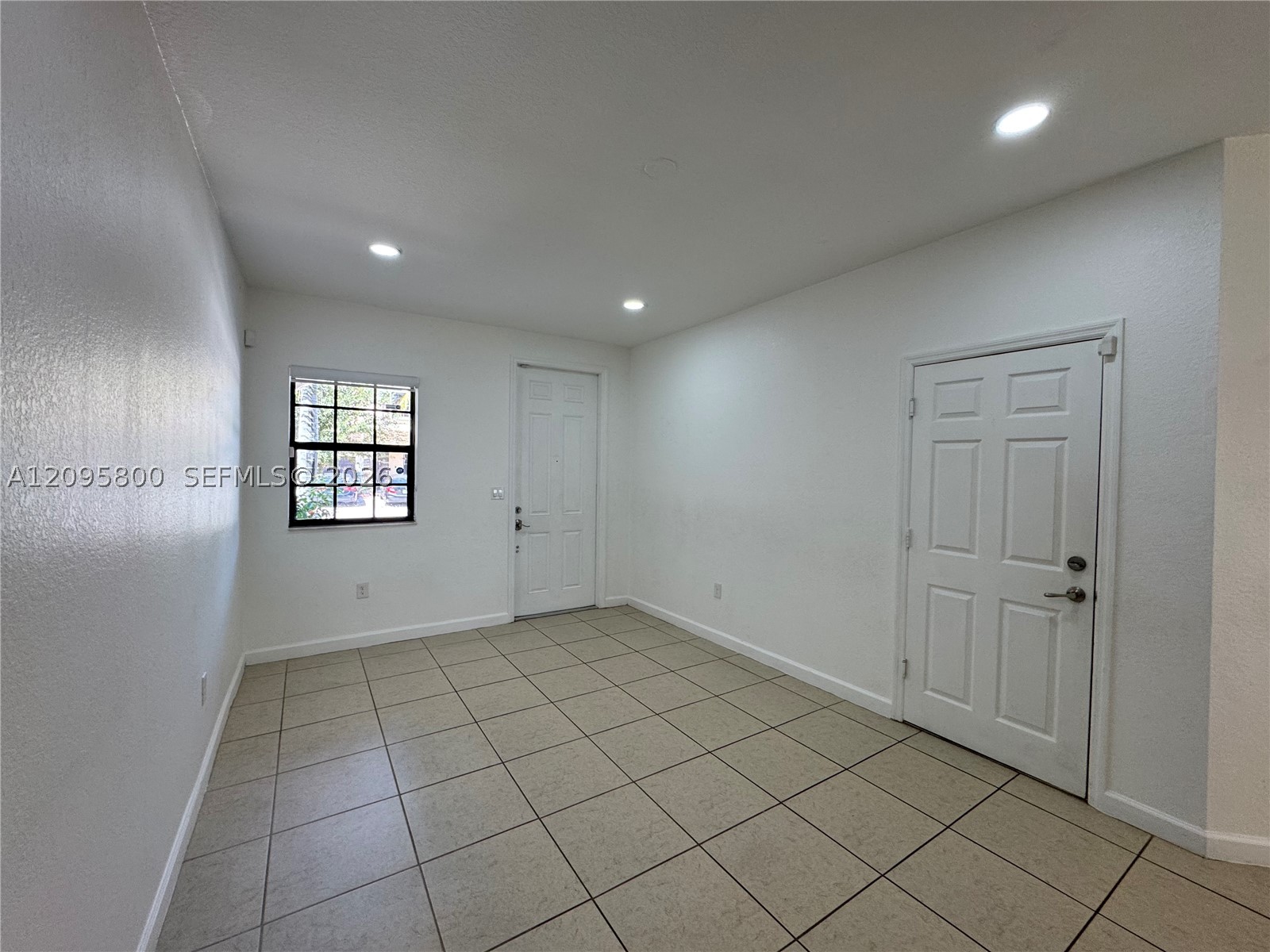 343 Ne 37th Ter Property Photo 4