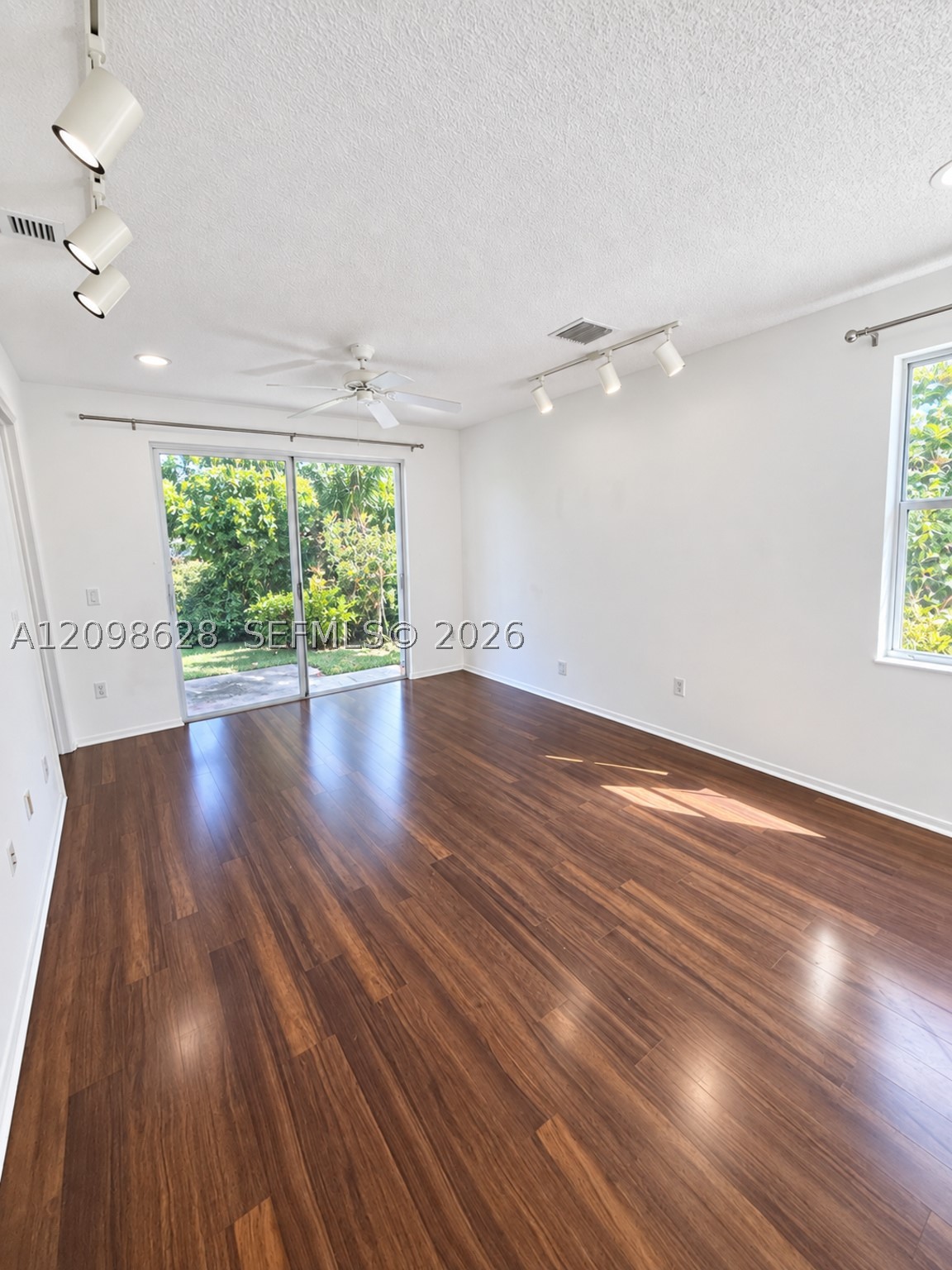 2365 Ne 42nd Cir Property Photo 6