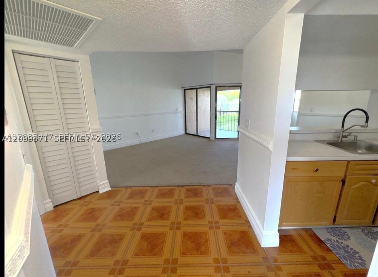 1190 Washington Cir 1190e Property Photo 6