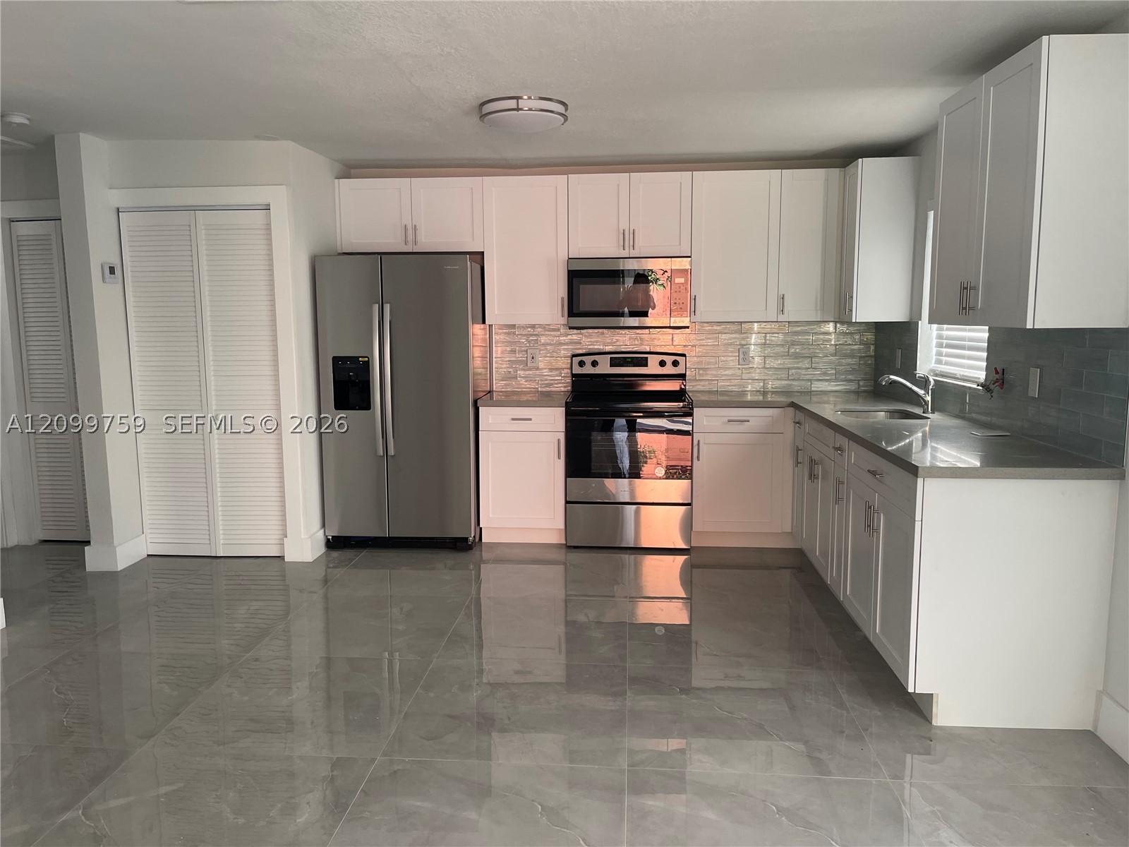 4281 Riverside Dr 2 Property Photo 3