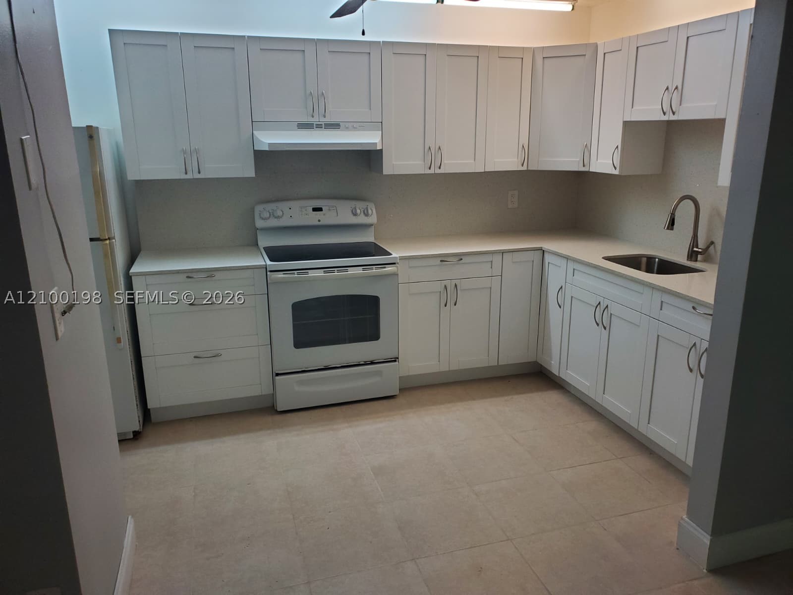 A12100198 Property Photo 23