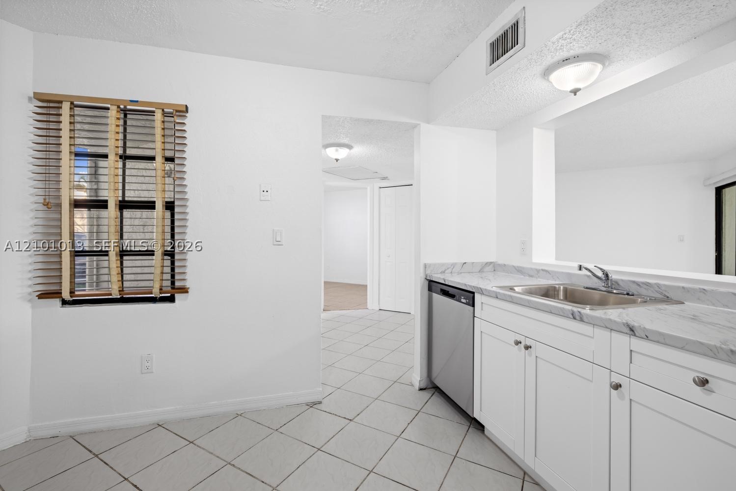 1055 N Franklin Ave 1055g Property Photo 3