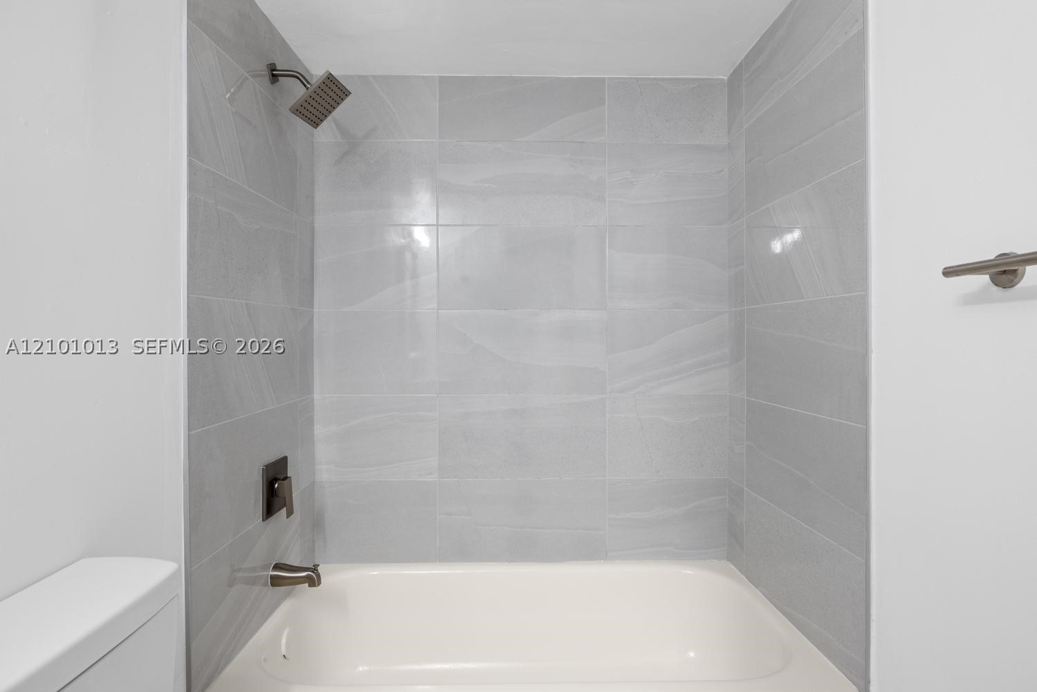 1055 N Franklin Ave 1055g Property Photo 9