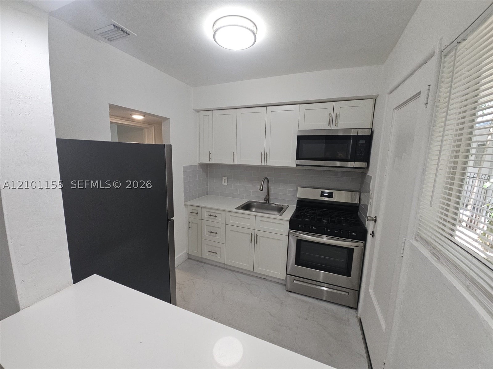 7435 Byron Ave 04 Property Photo 2