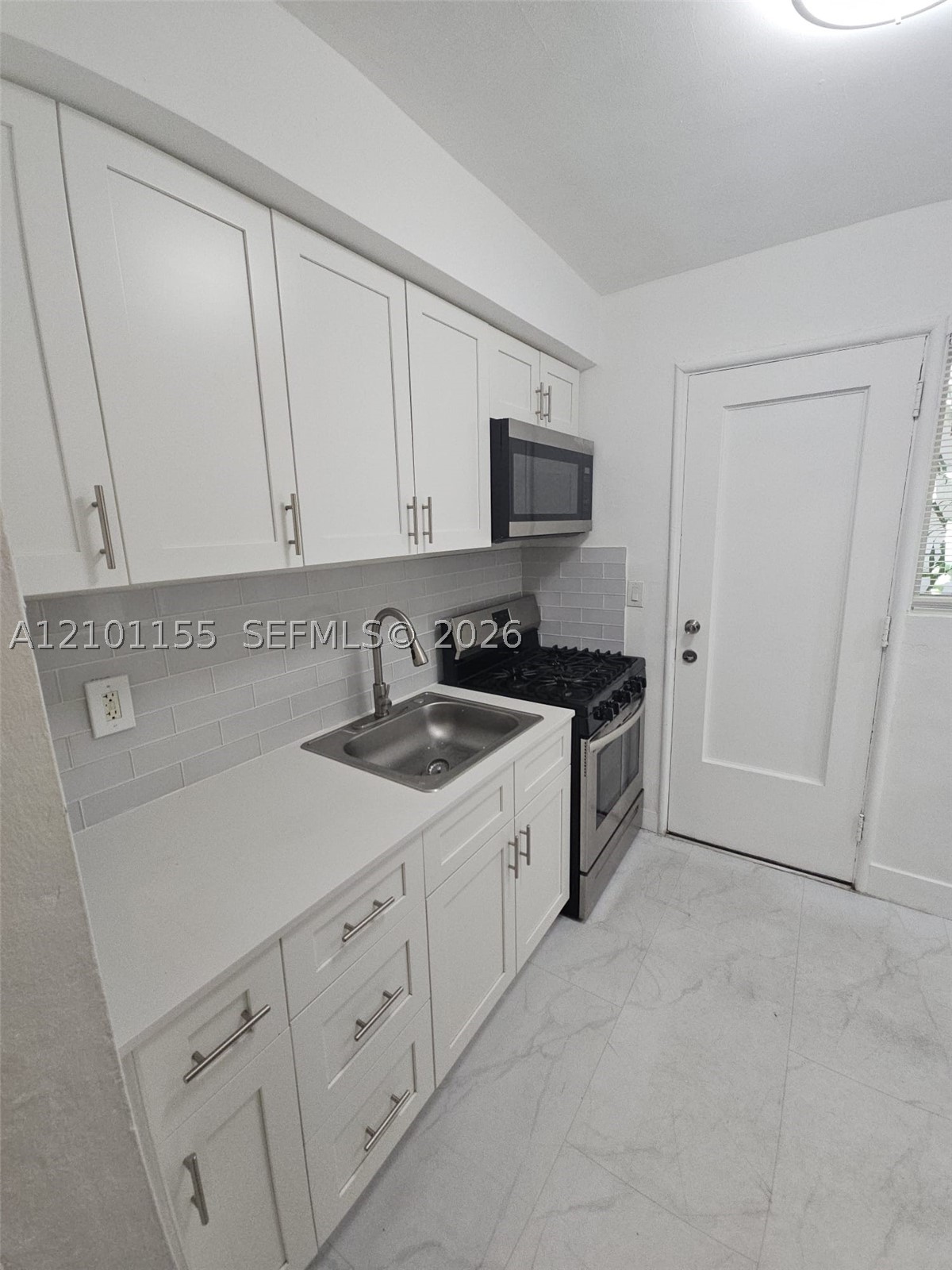 7435 Byron Ave 04 Property Photo 5
