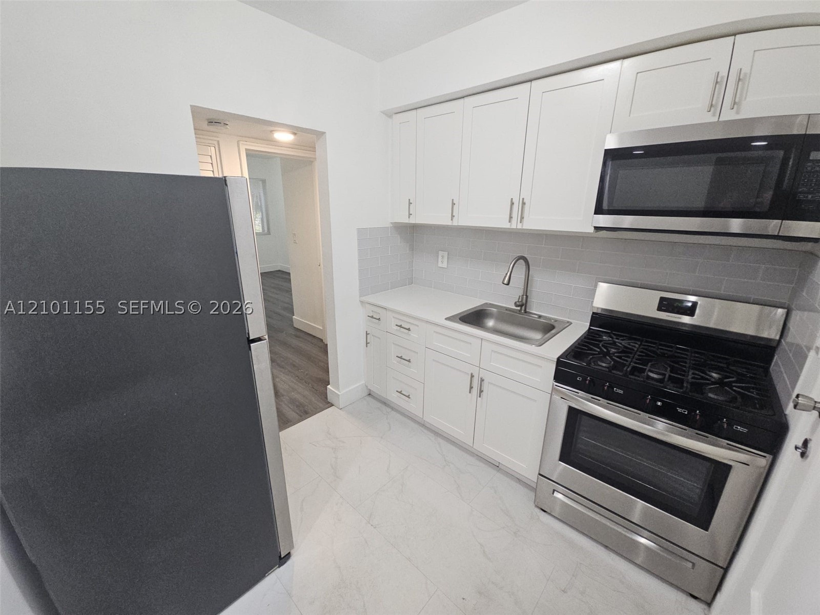 7435 Byron Ave 04 Property Photo 11
