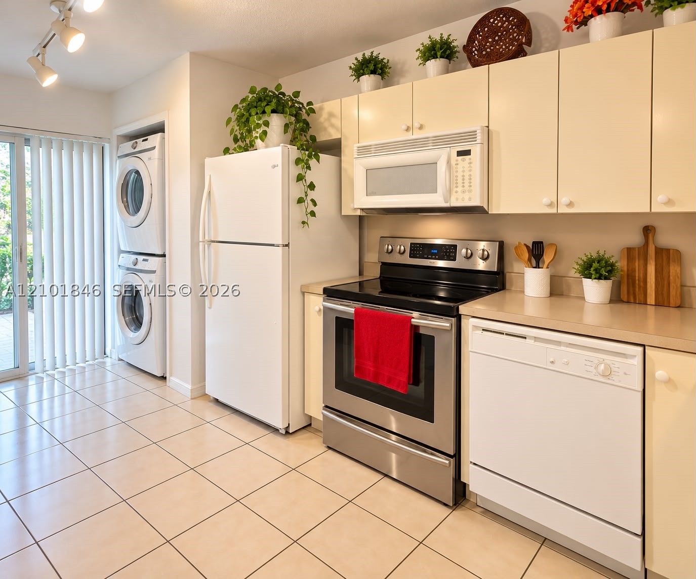 1271 Se 29th St 104-24 Property Photo 2