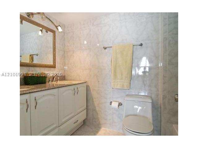 2301 Collins Av 737 Property Photo 4
