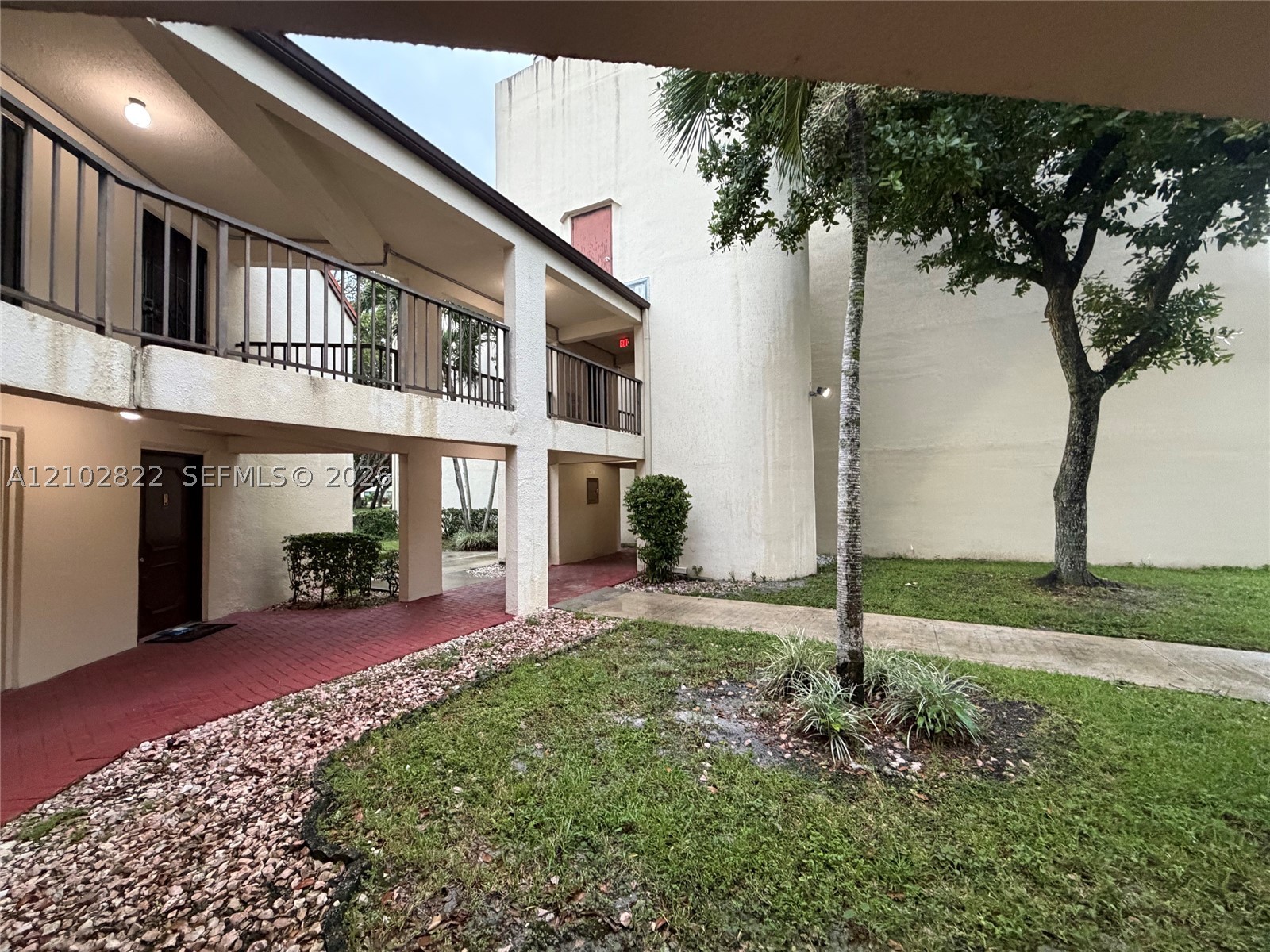 2300 S Cypress Bend Dr 102 Property Photo 3