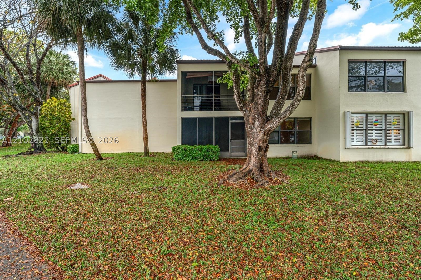 2300 S Cypress Bend Dr 102 Property Photo 7