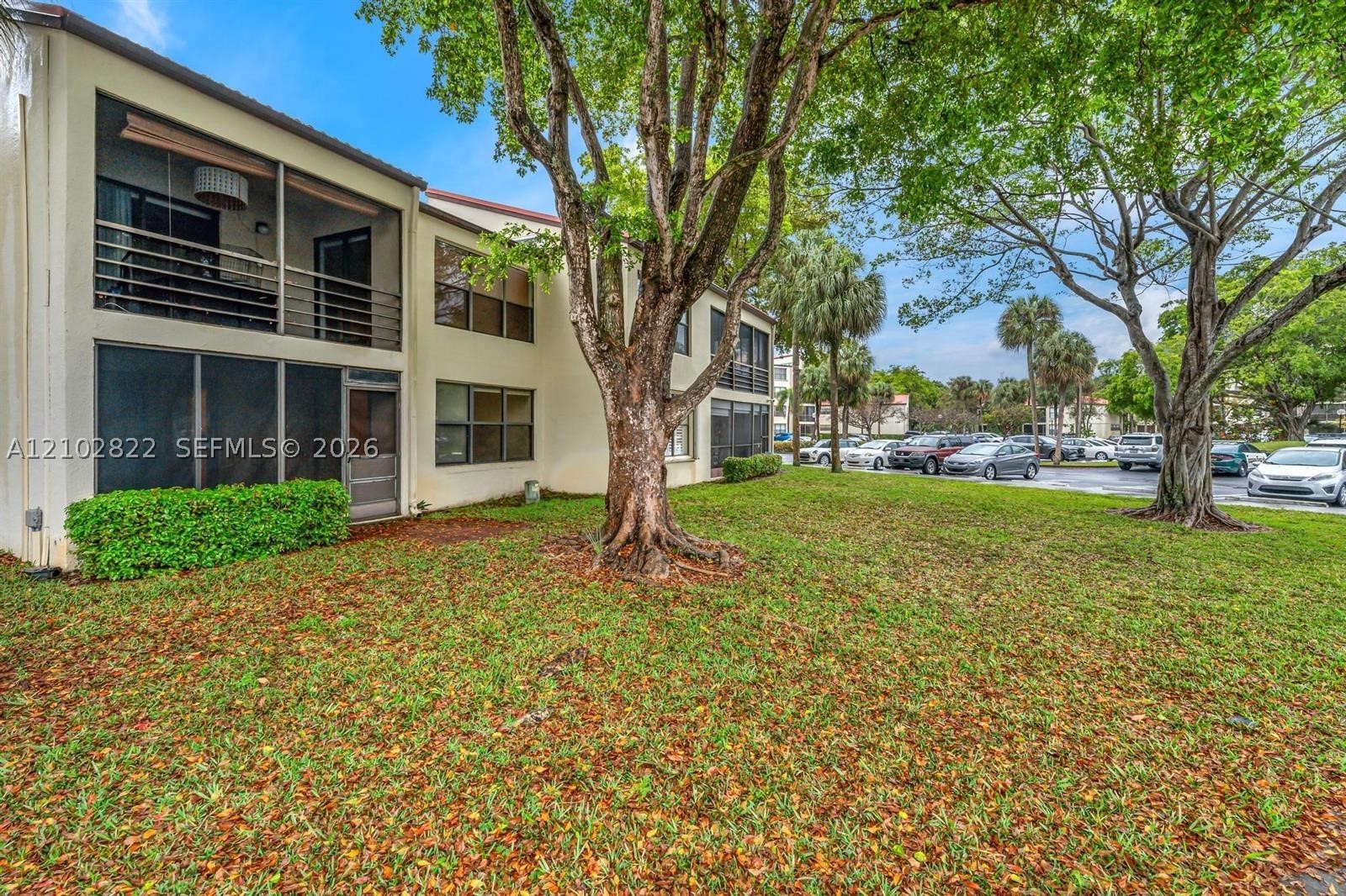 2300 S Cypress Bend Dr 102 Property Photo 8