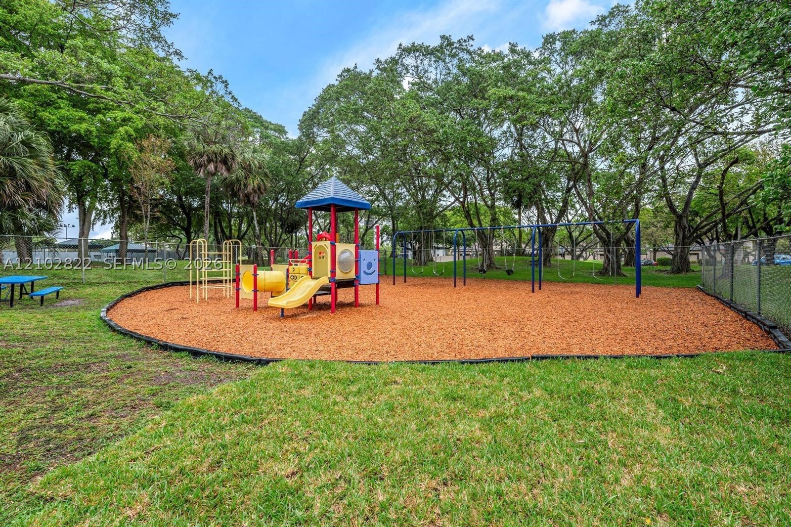 2300 S Cypress Bend Dr 102 Property Photo 23