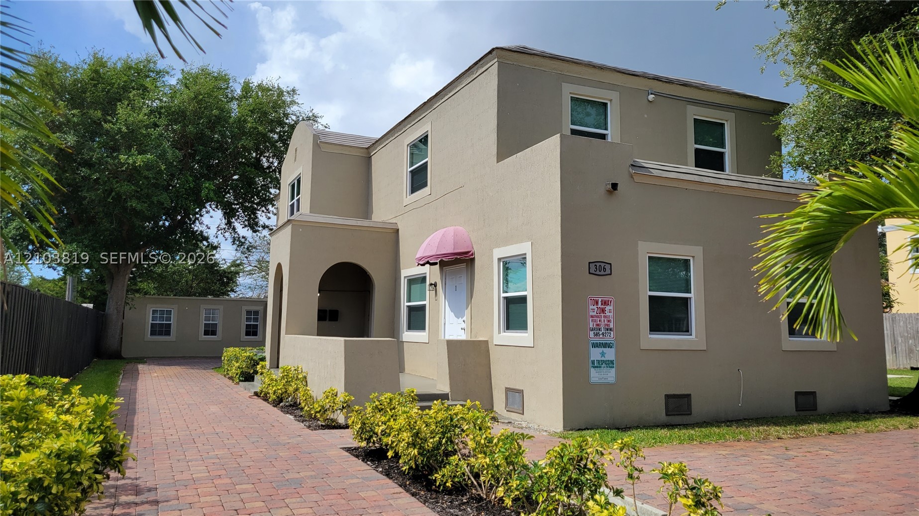 306 Hawthorne Dr 2 Property Photo 1