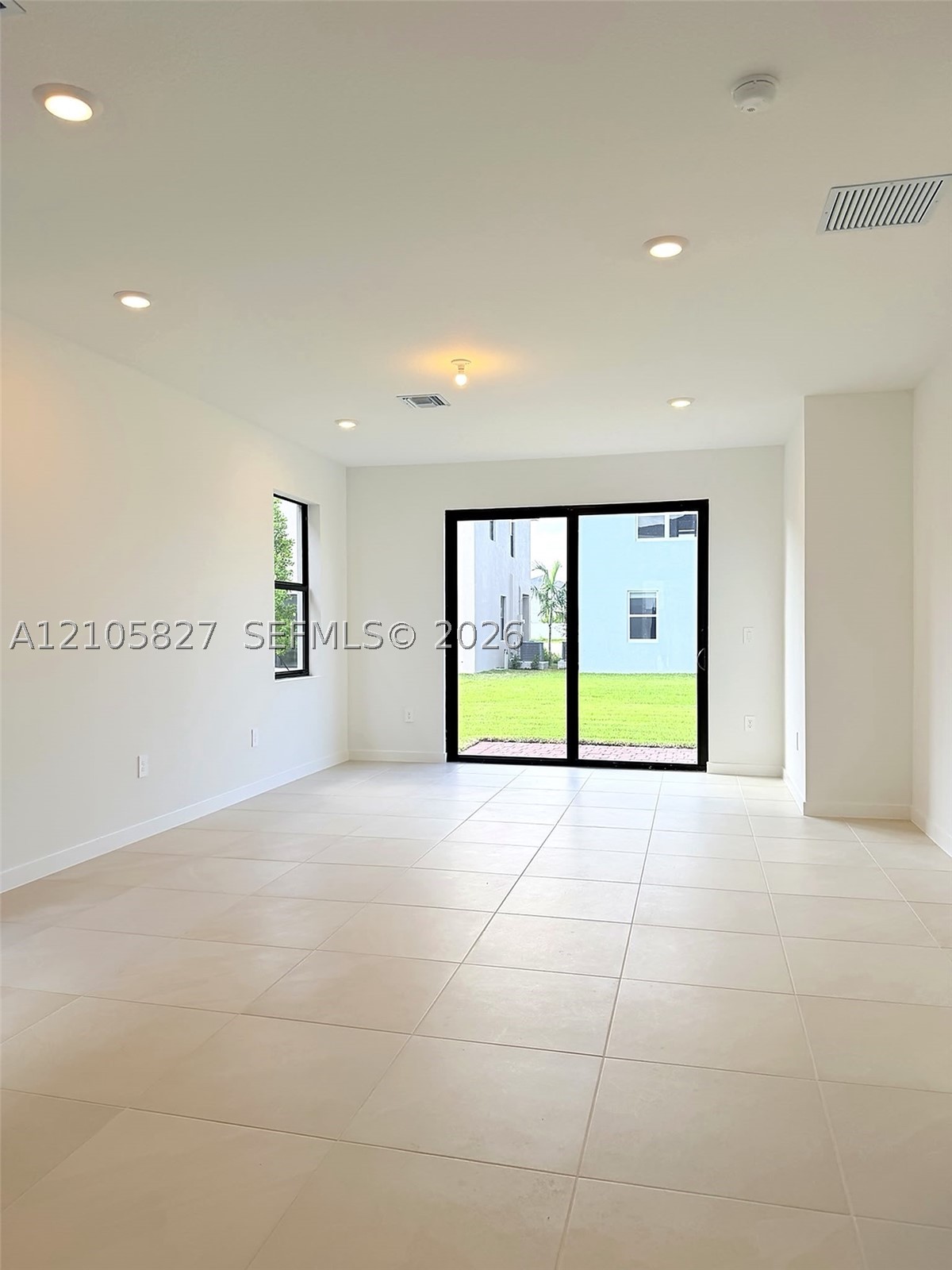 642 Ne 1st Ter Property Photo 3
