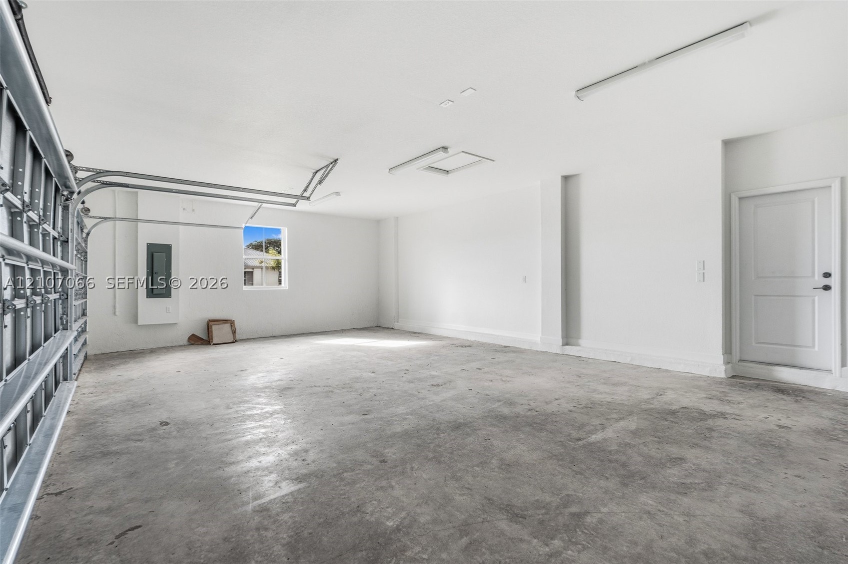 A12107066 Property Photo 34
