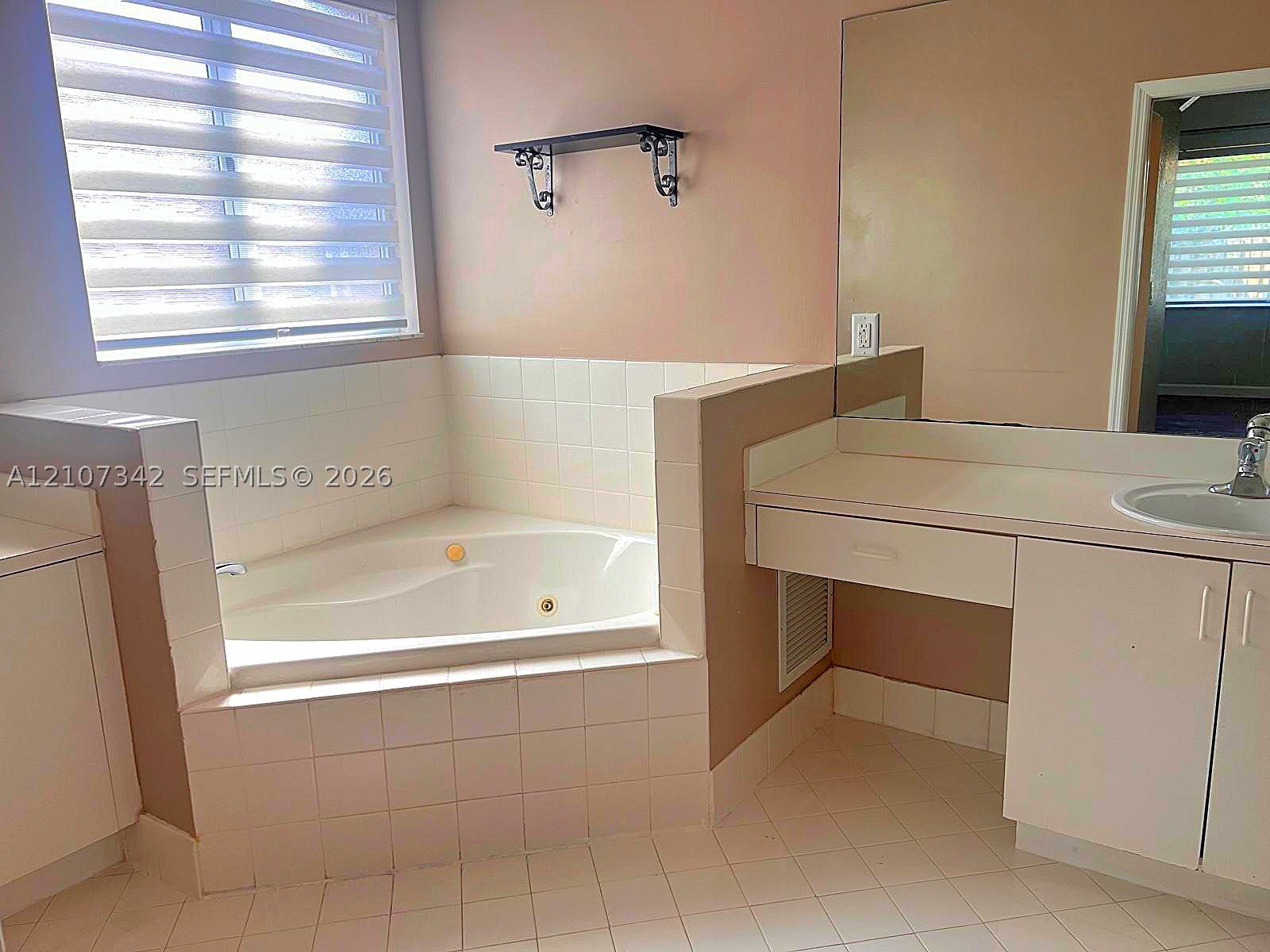 3581 Ne 10th Dr Property Photo 8