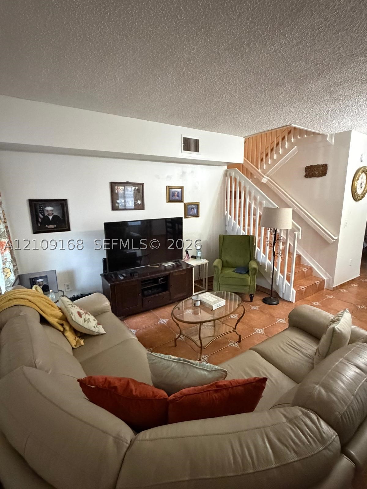 1090 Se 12th Ter Property Photo 4