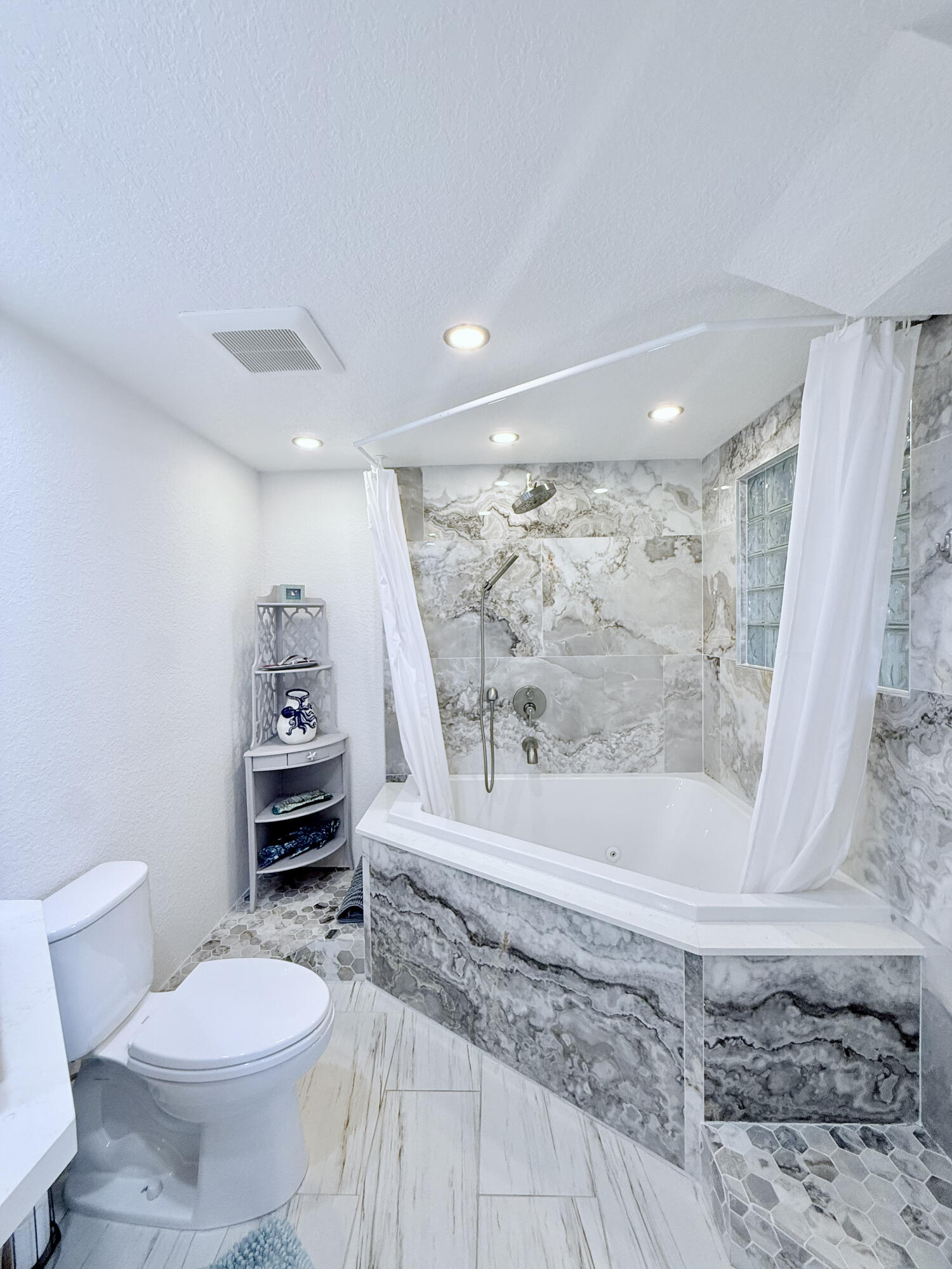 2424 N Federal Highway 407 Property Photo 17