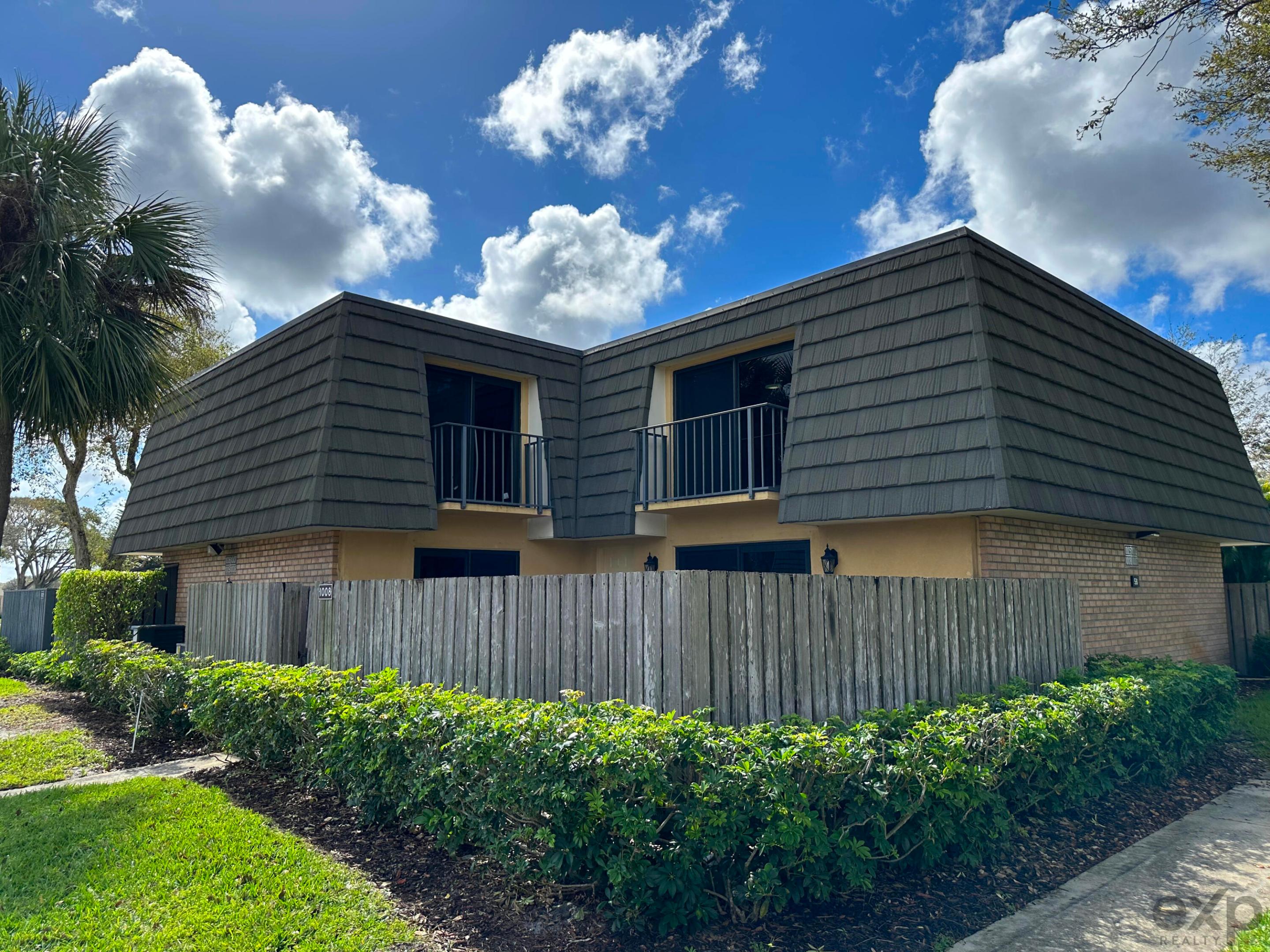 1008 10th Way Property Photo 1
