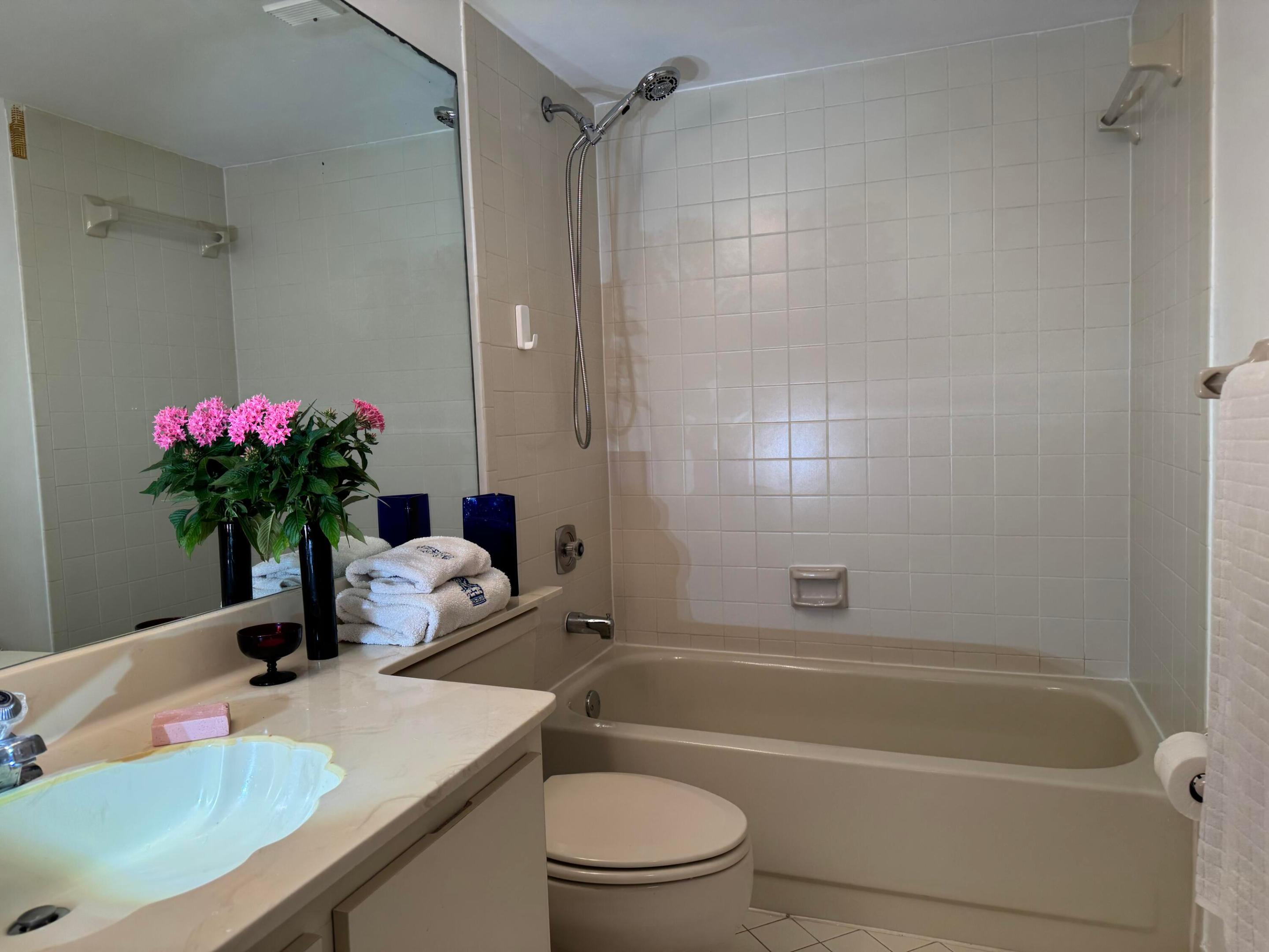 112 Lake Emerald Drive 204 Property Photo 18