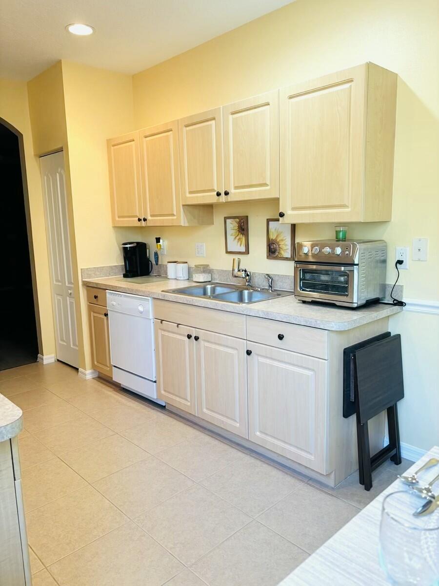 2104 Se Eatonville Drive Property Photo 4
