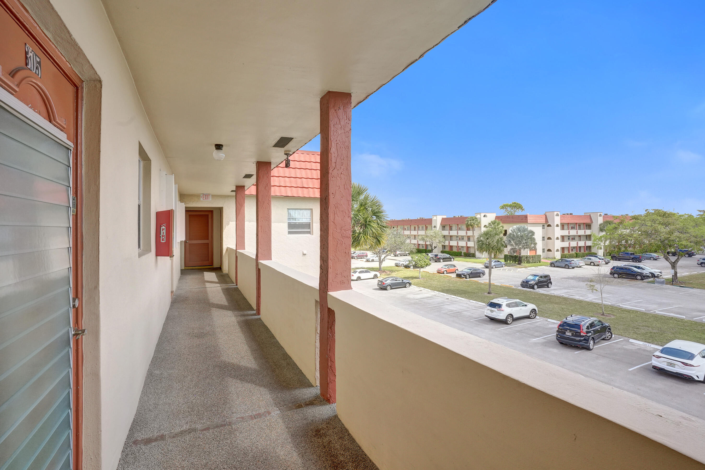2901 E Sunrise Lakes Drive E 305 Property Photo 18