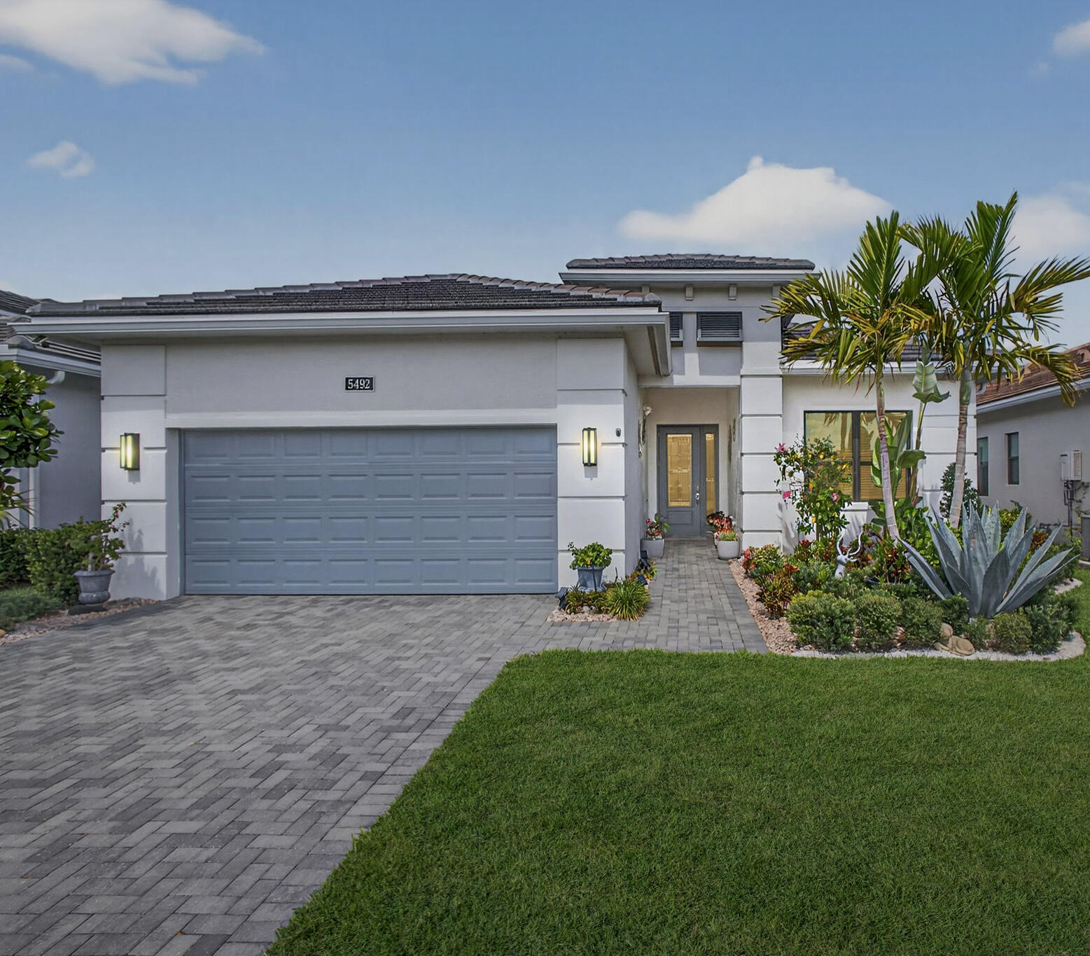5492 St Armands Way Property Photo 1