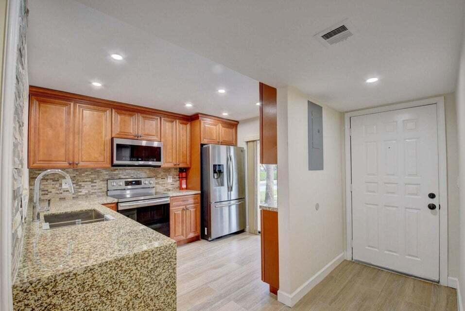 400 Club Circle 101 Property Photo 4
