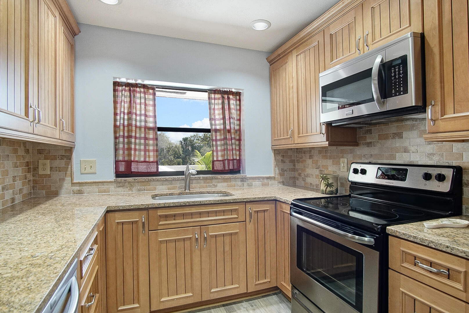 6041 Se Landing Way Property Photo 4