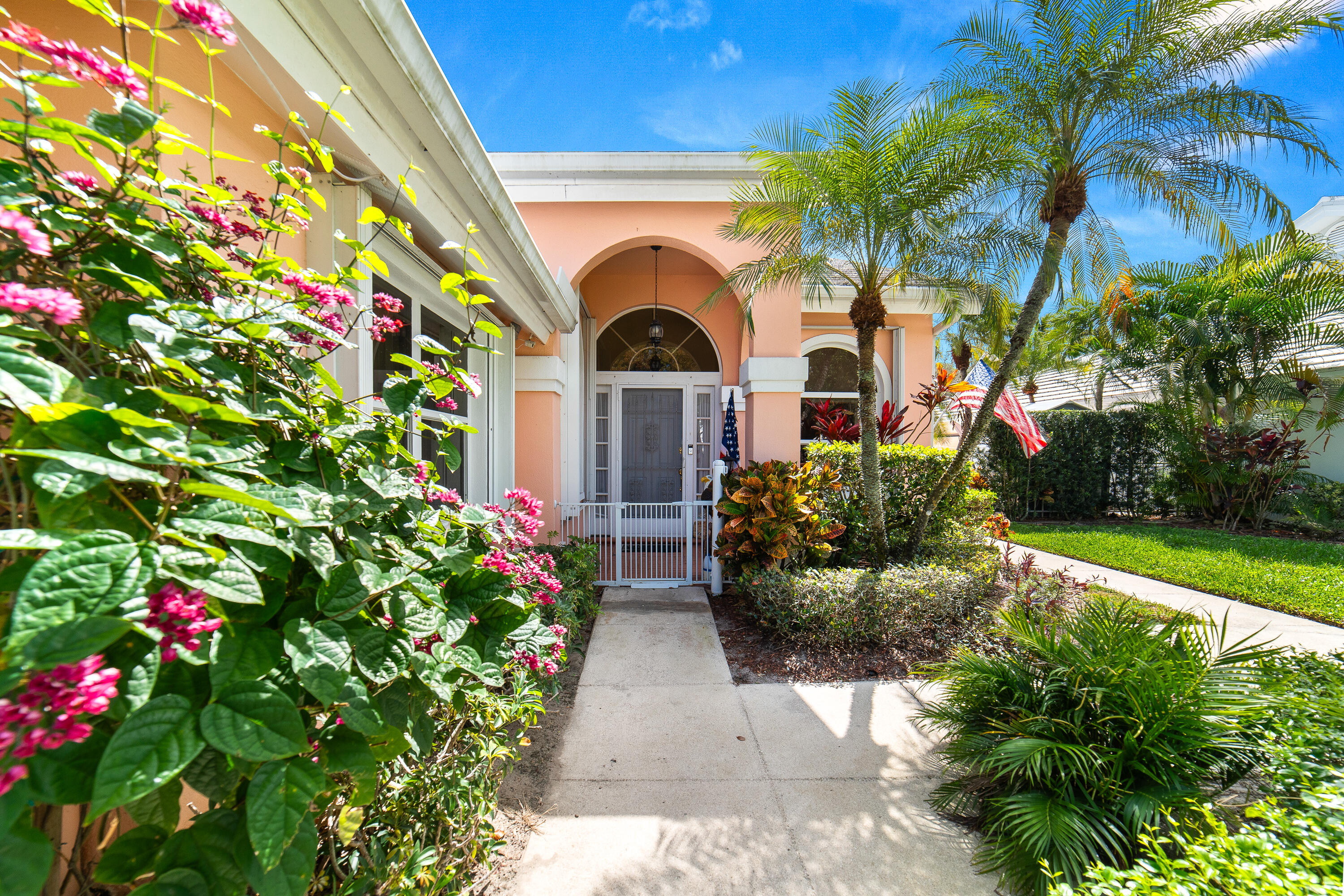 2370 Saratoga Bay Drive Property Photo 5