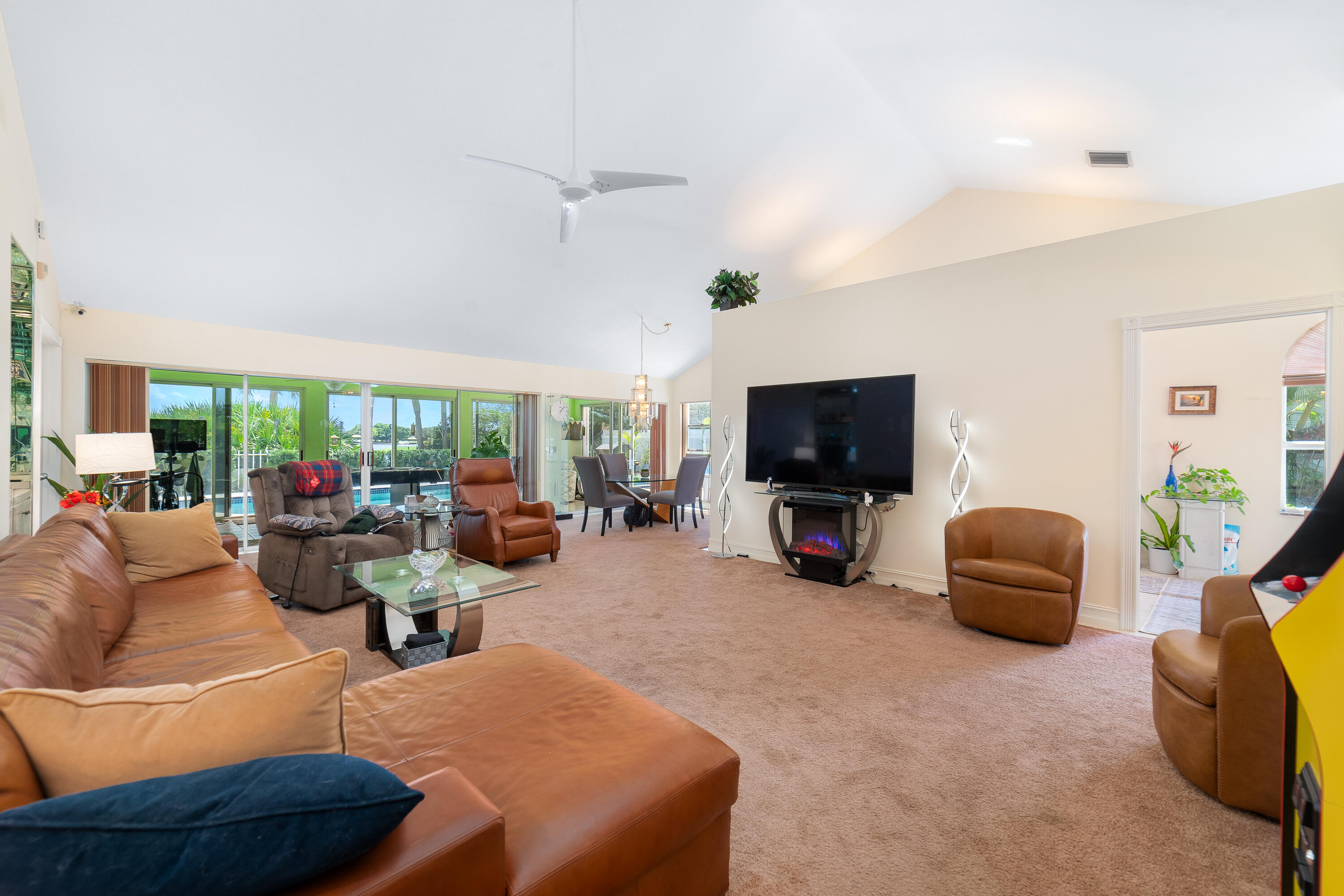 2370 Saratoga Bay Drive Property Photo 8