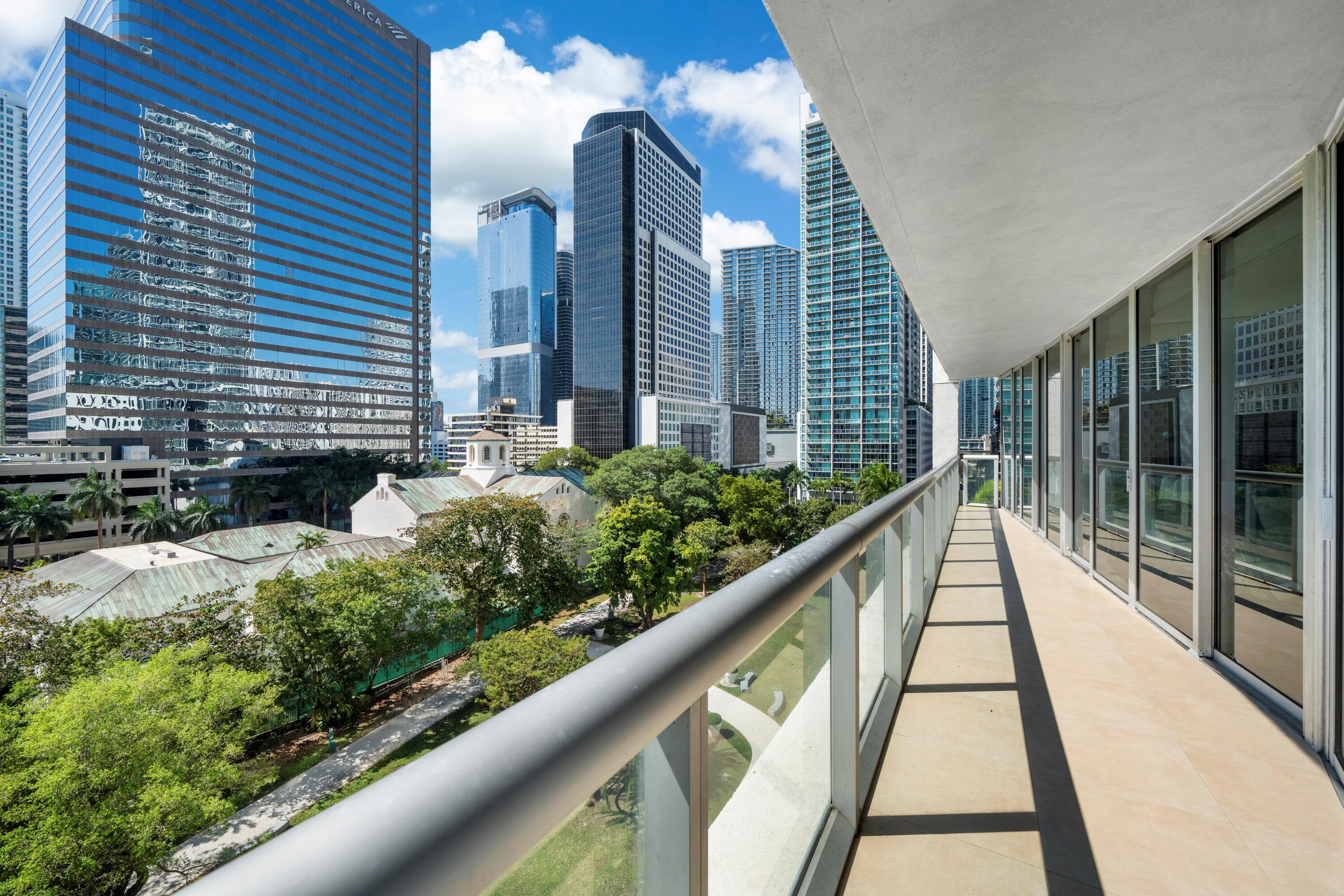 495 Brickell Avenue 811 Property Photo 5