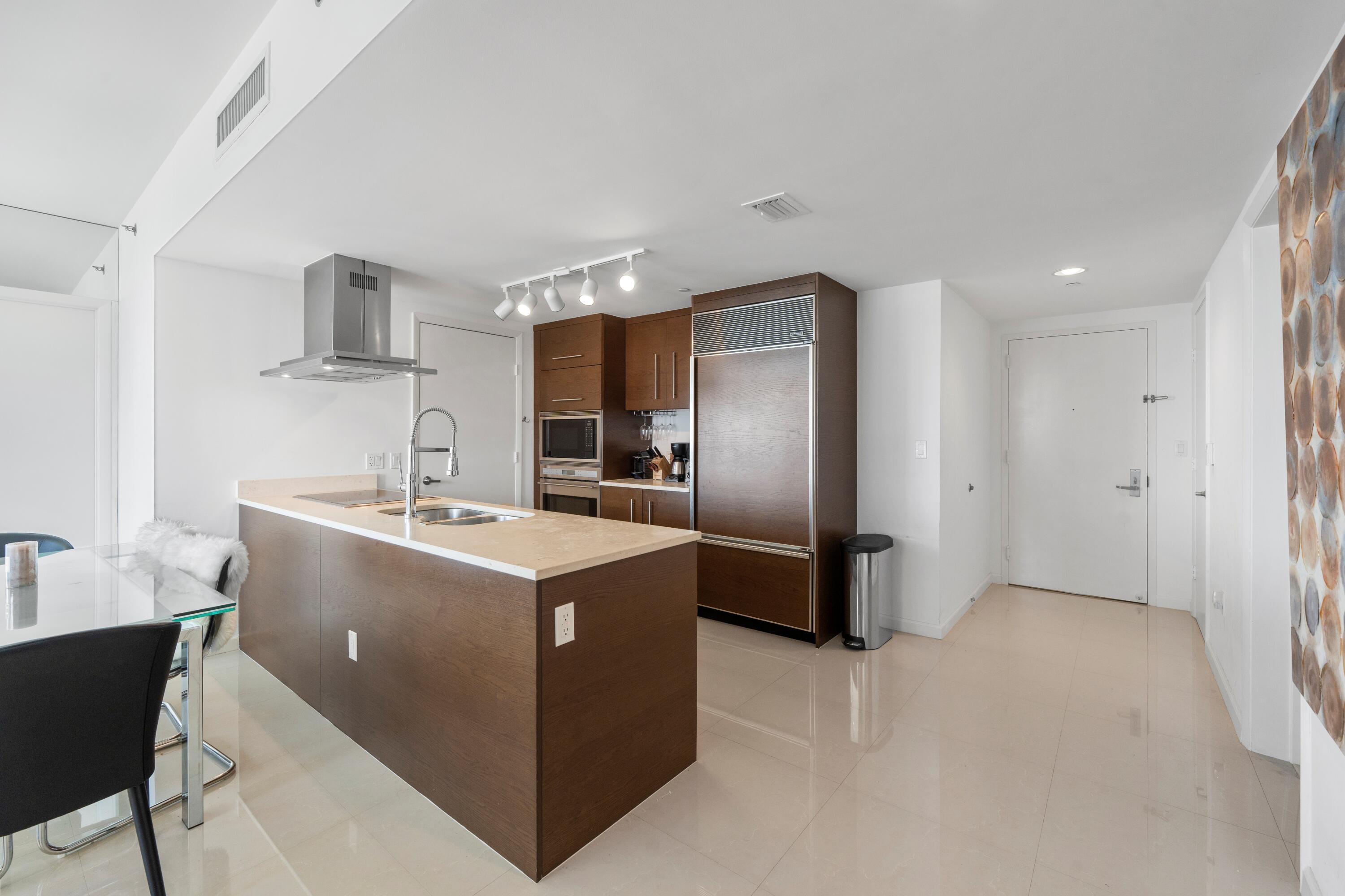 495 Brickell Avenue 811 Property Photo 6