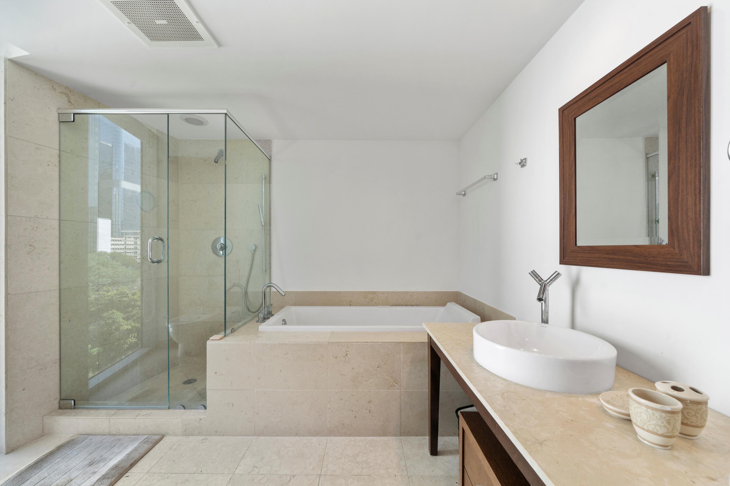 495 Brickell Avenue 811 Property Photo 15