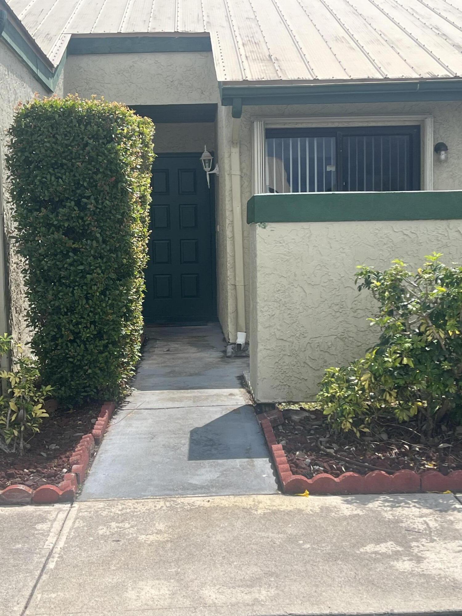 566 SW Sara Boulevard Property Photo 1