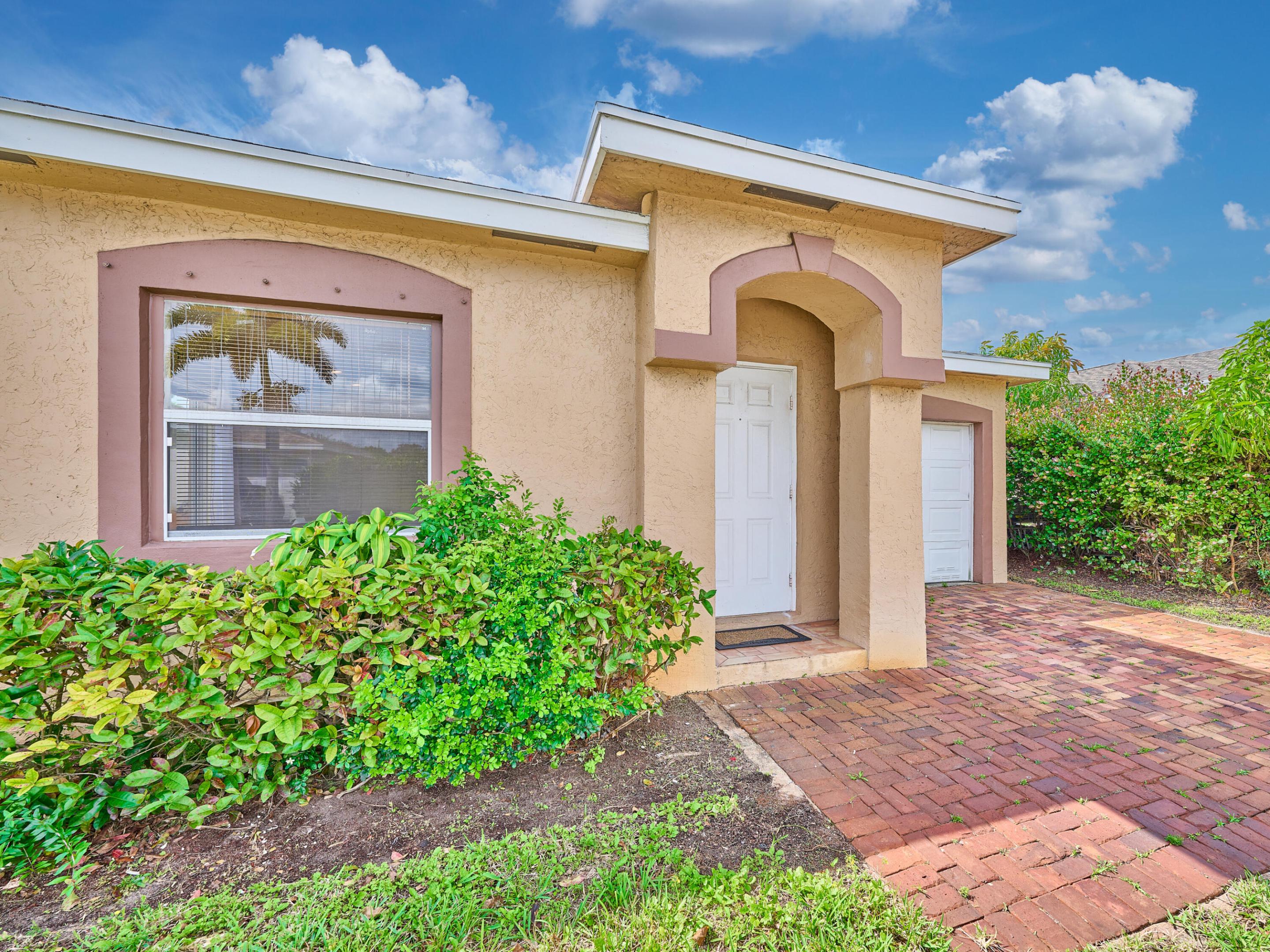 556 E Ridge Cir Circle N Property Photo 1