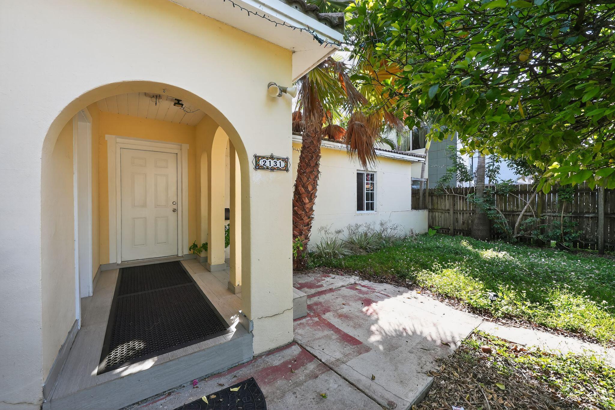 2131 Biarritz Drive Property Photo 3